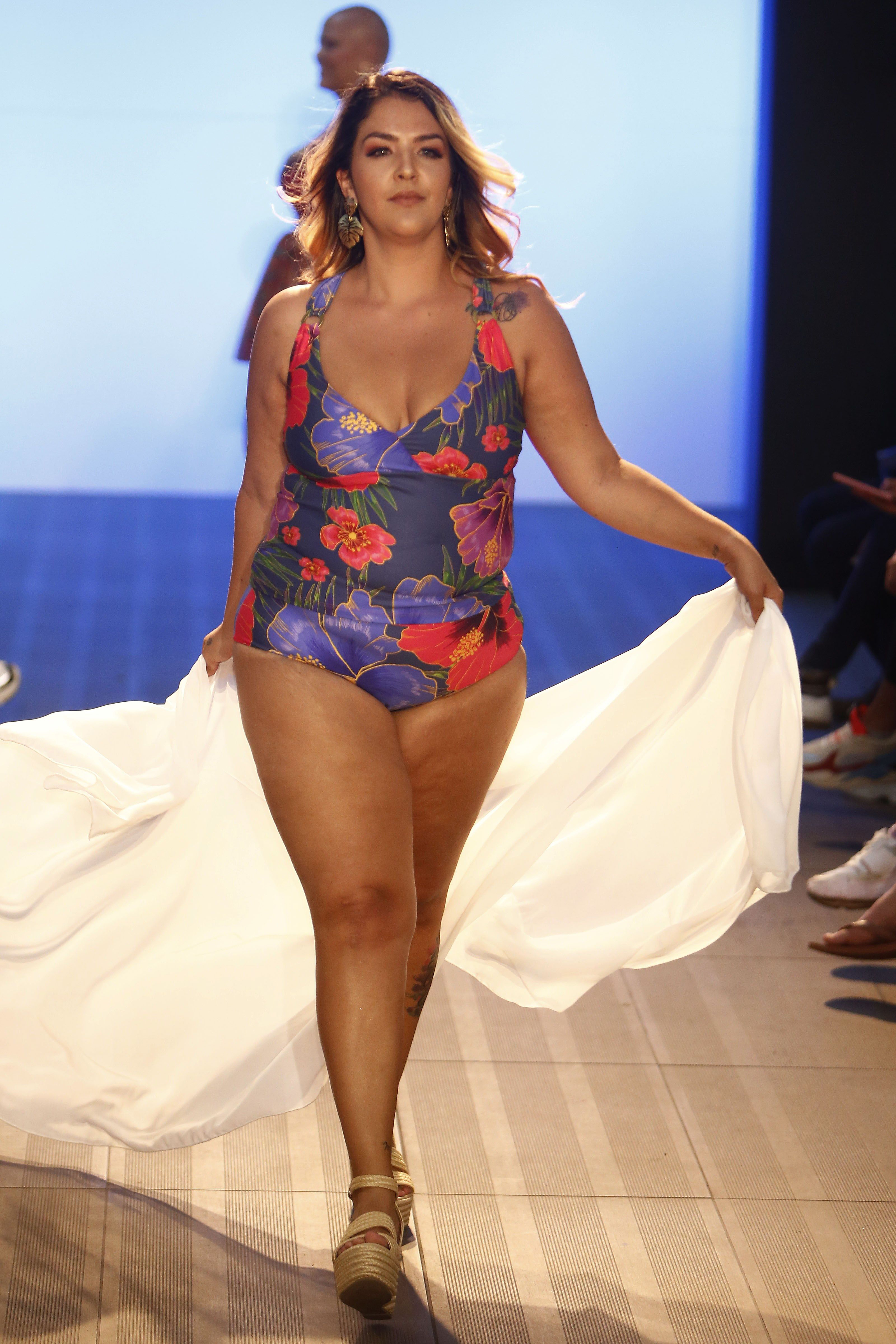 Como cierre, una tankini, un diseño de traje de baño que está compuesto por bombacha y top de malla con estampado floreado en tonos violeta y rosados