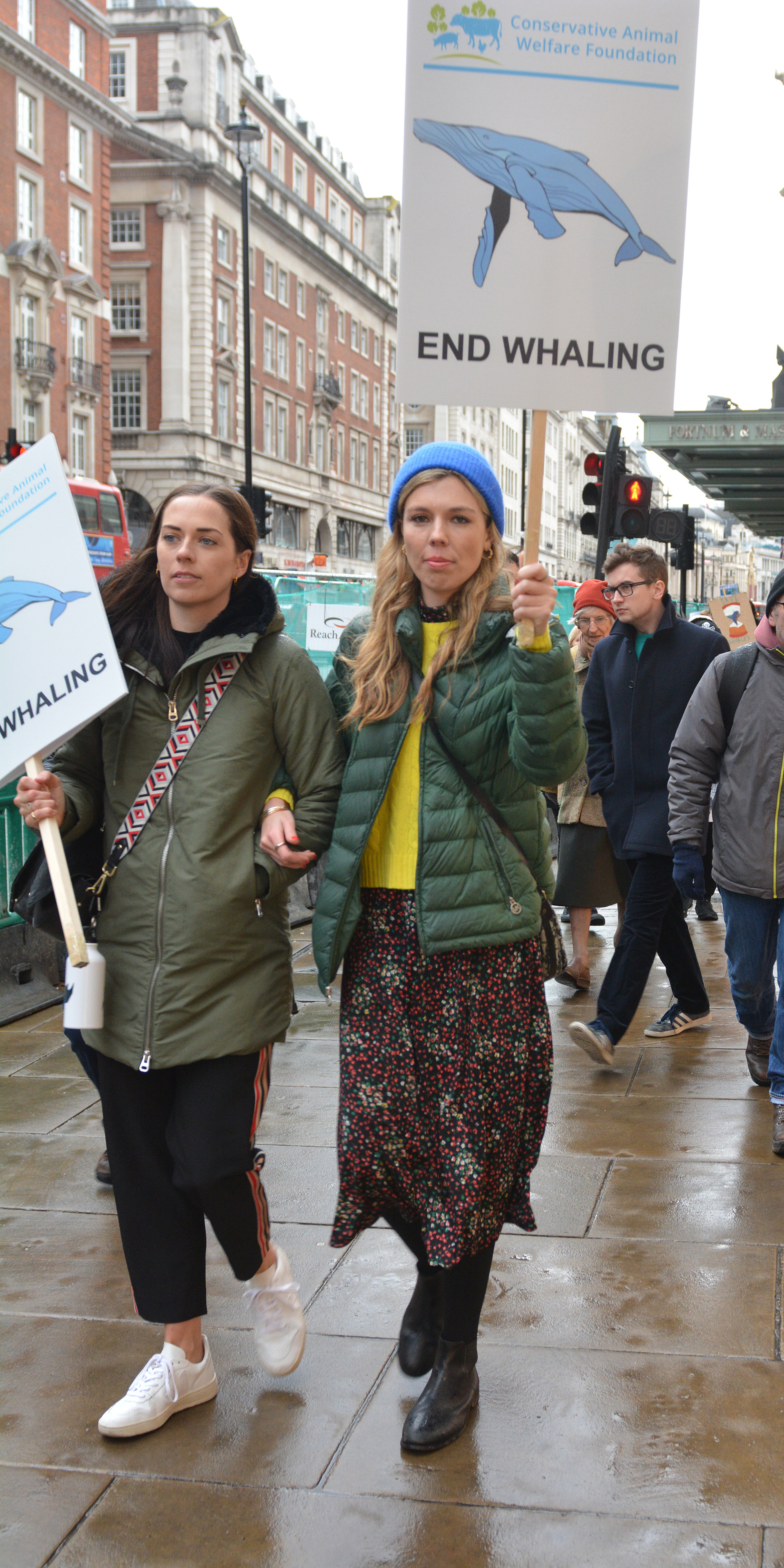 Con un perfil activista también presenció una protesta por las calles de Londres en contra de la caza de ballenas. AllÃ, optó un outfit combinado y colorido que incluyó: falda estampada, sweater de color, un abrigo sporty con gorro de lana en la cabeza y botas altas negras