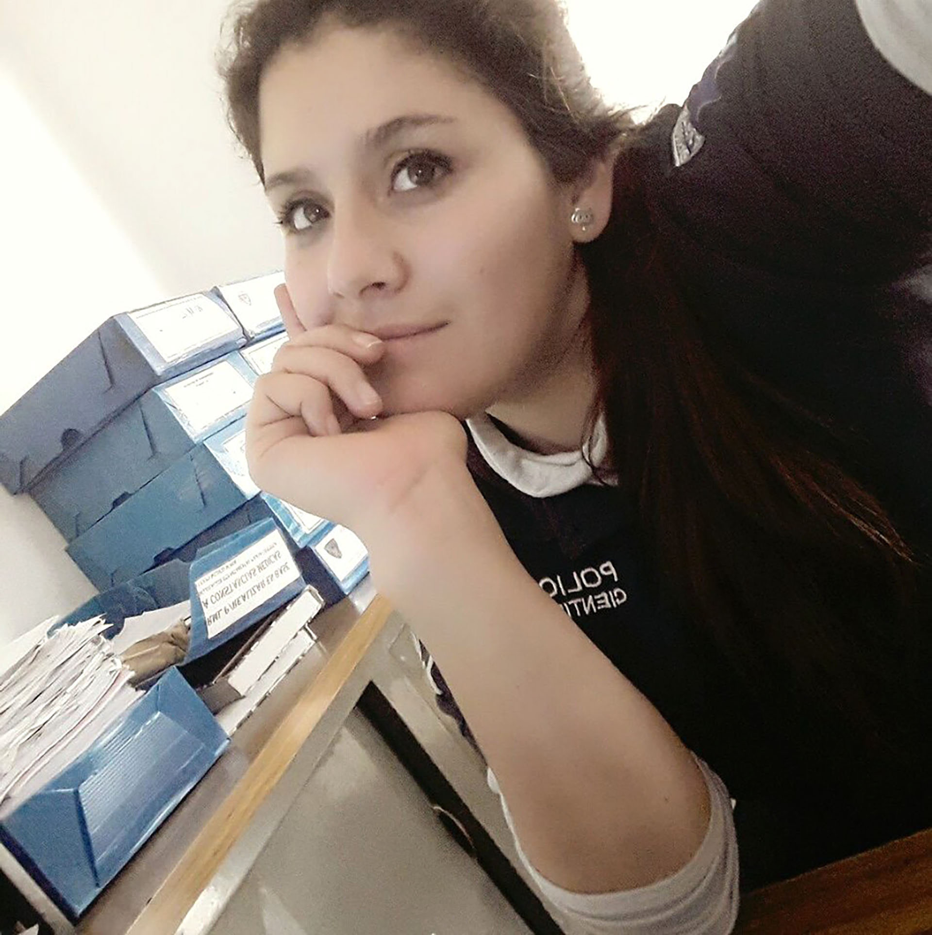 Lazarte con su indumentaria de trabajo de Policía Científica.
