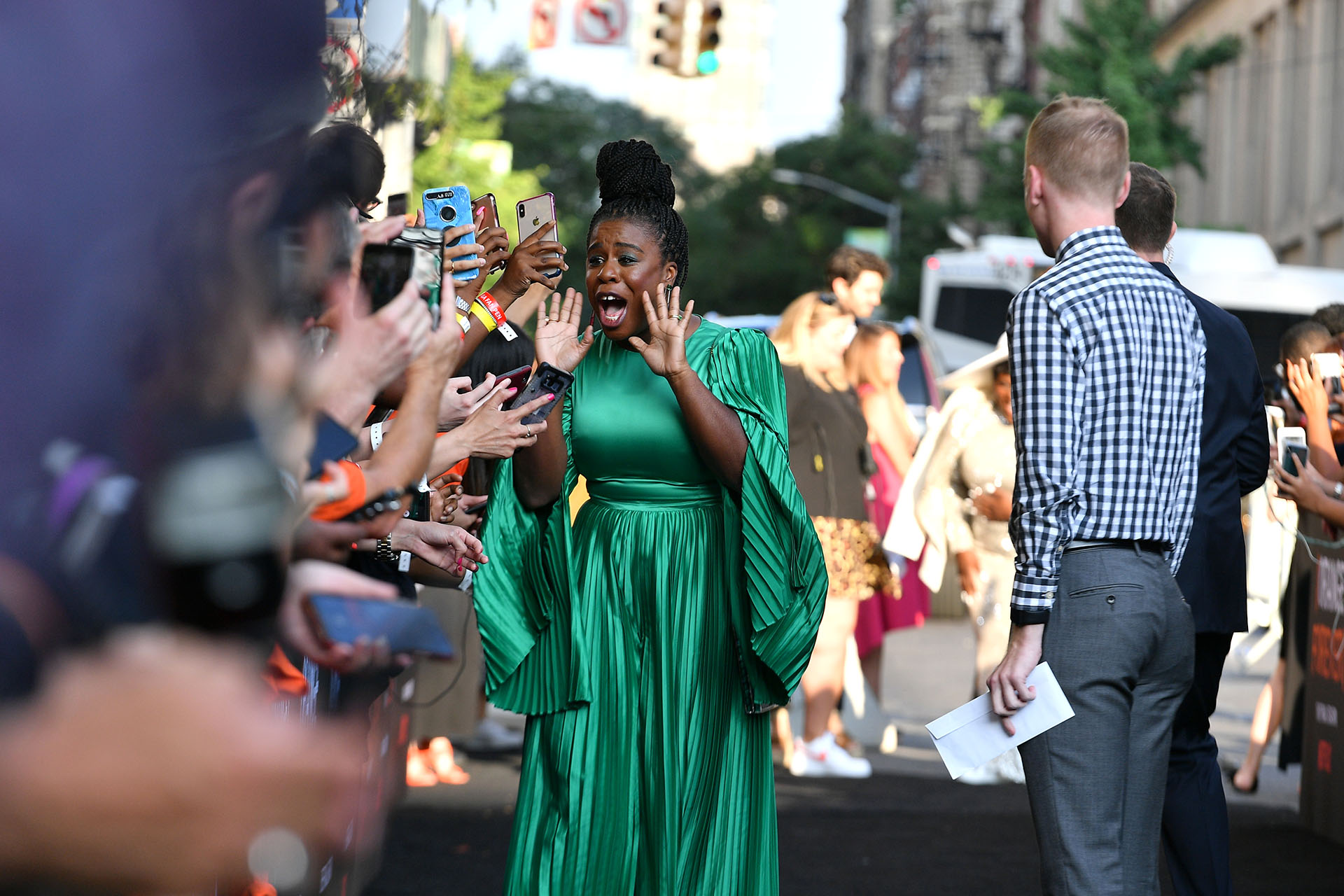 Uzo Aduba vistió un mono drapeado en verde esmeralda