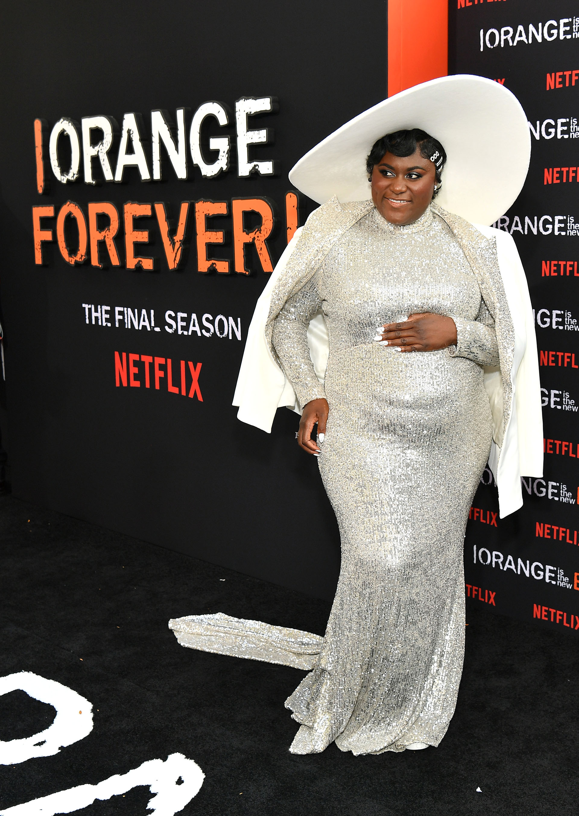 Danielle Brooks deslumbró con su embarazo y un look glamoroso en pailletes gris.