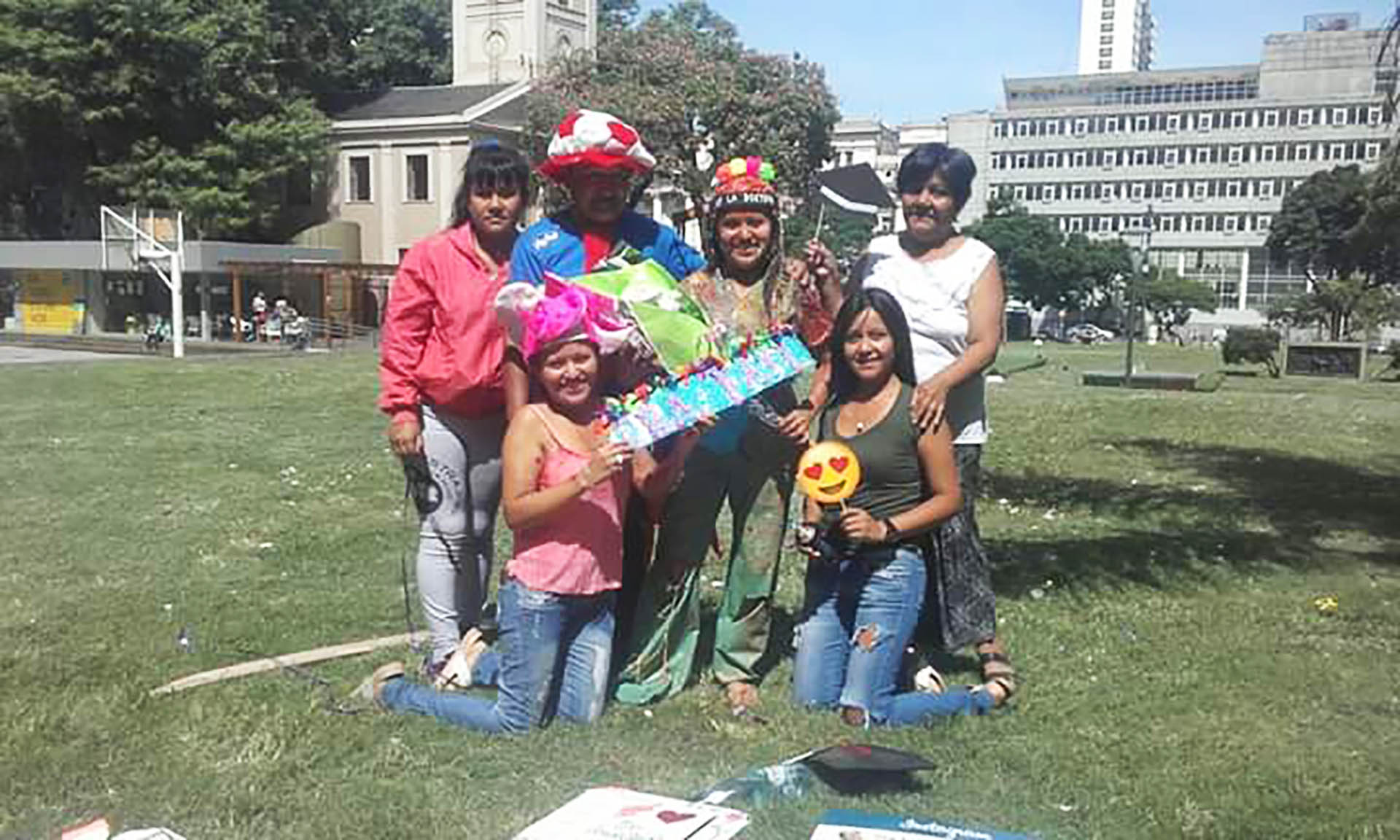 Junto a su familia en la Plaza Houssay, cuando rindió el último examen y se recibió en 2017