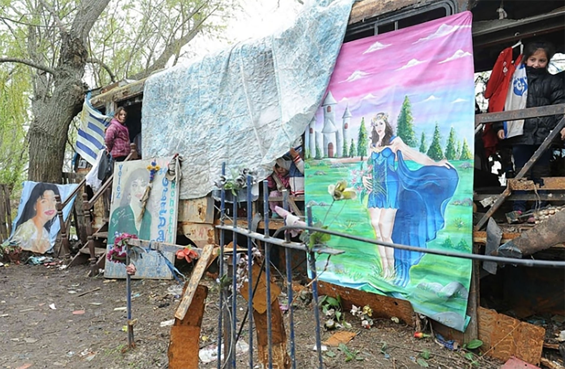 El colectivo de la tragedia está en el santuario de la cantante Gilda (Télam)