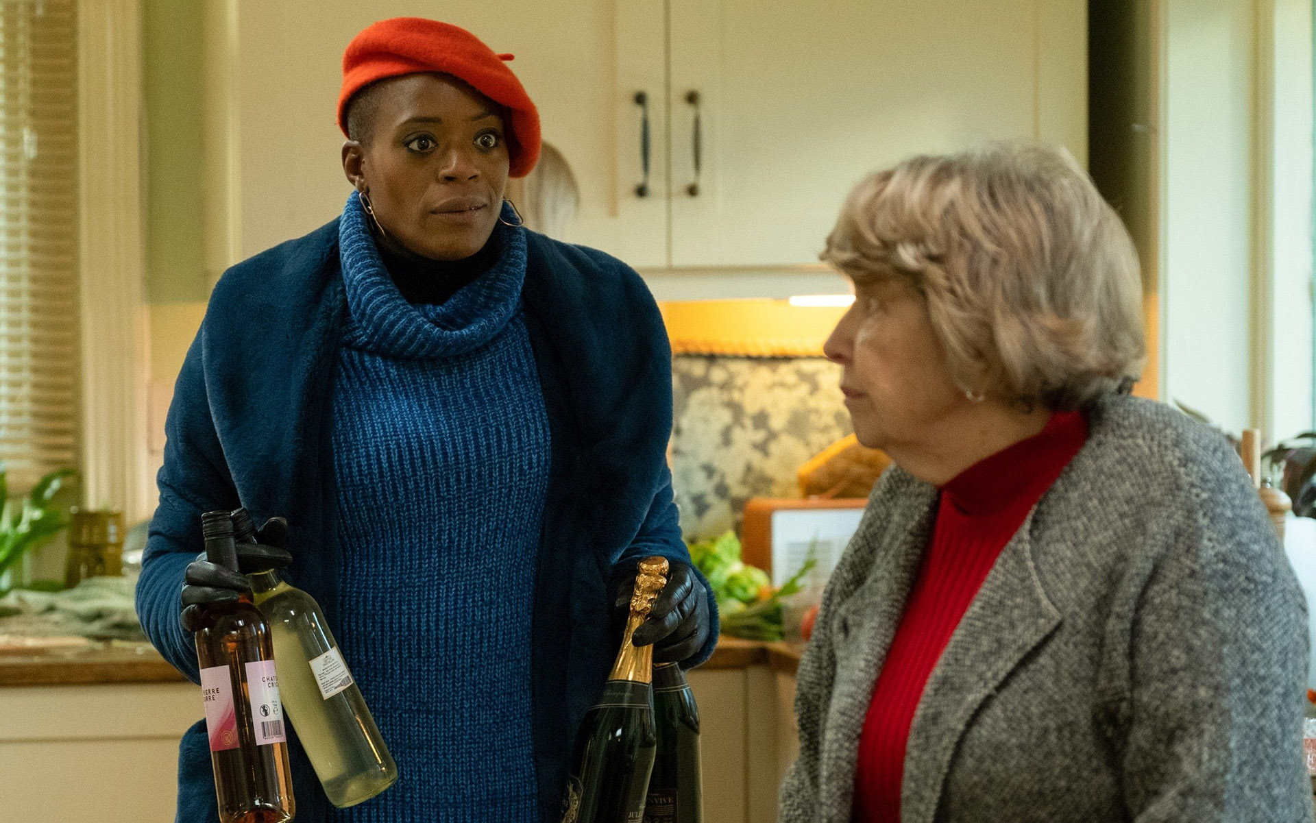 Muriel Deacon (Anne Reid) y Celeste, la esposa de su nieto Stephen, representada por T’Nia Miller