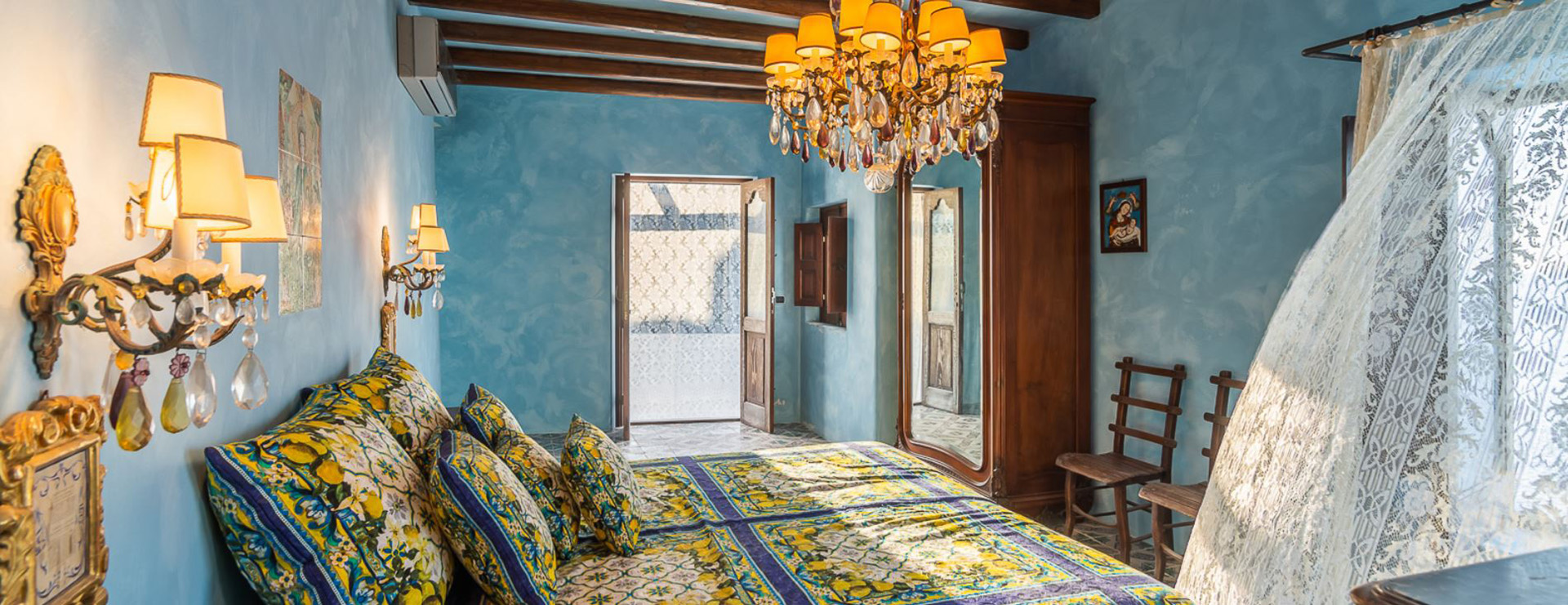 Cortinas de encaje – un elemento básico en Sicilia – se ven en toda la villa