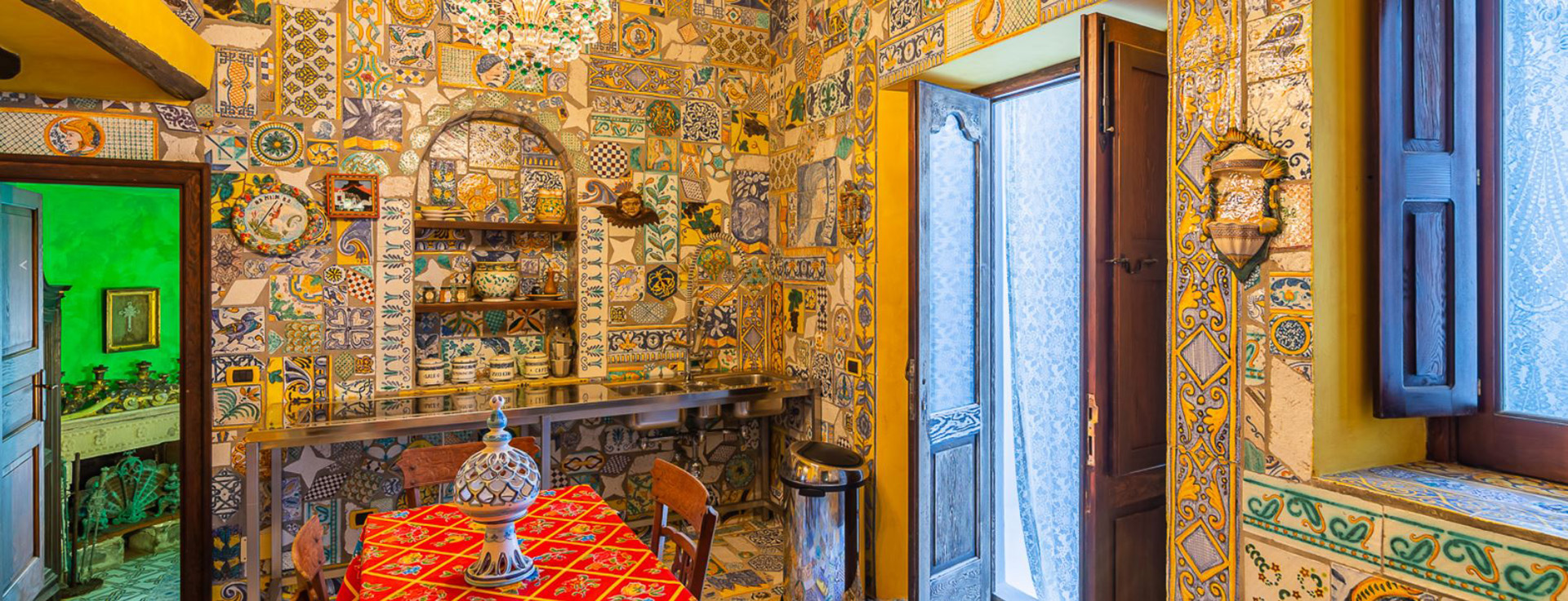 Los objetos refinados producidos por artesanos locales y cortinas de encaje se lucen en el interior de la casa, mientras que la cerámica esmaltada italiana pintada a mano y muy colorida adorna las paredes y los pisos de toda la propiedad