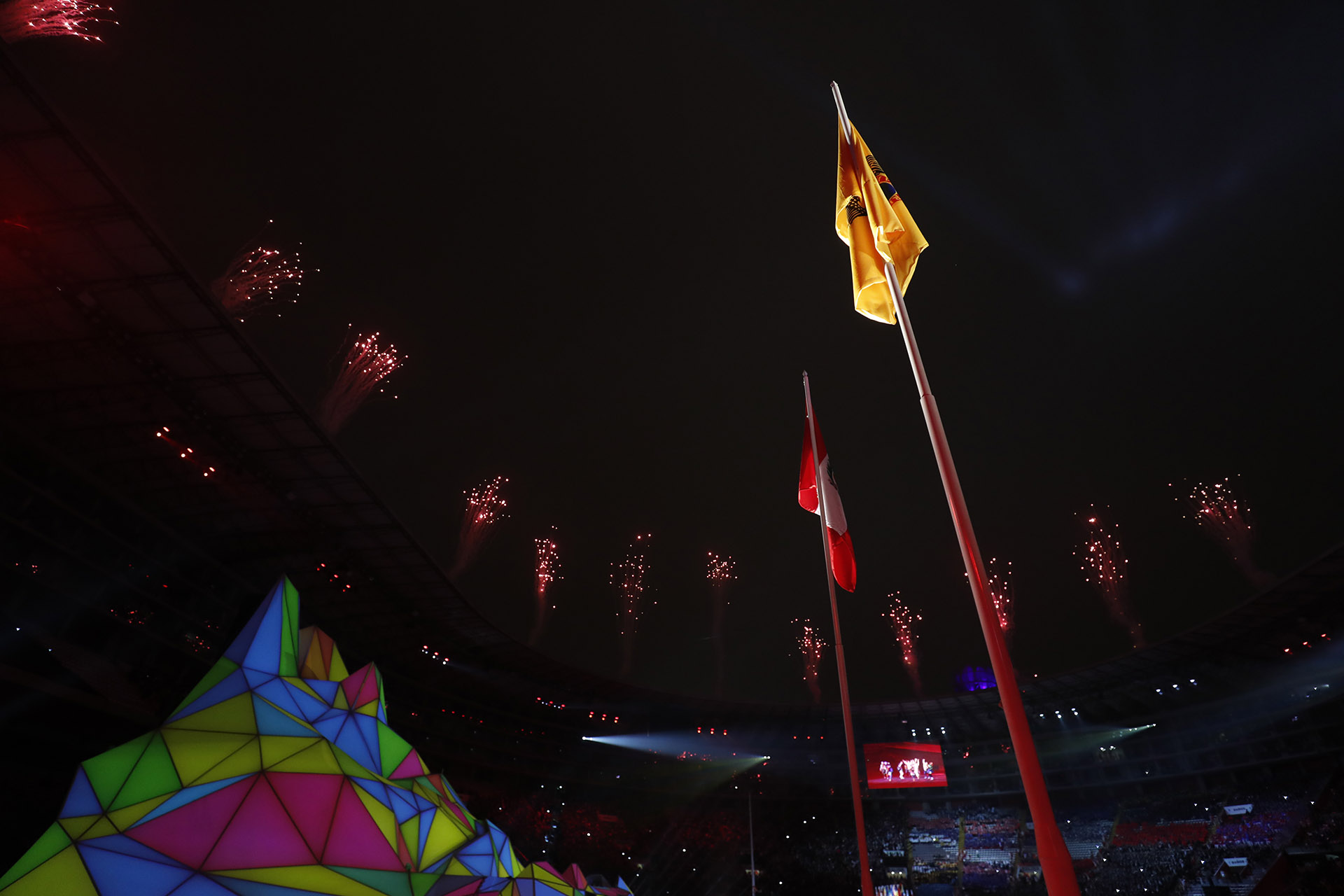 Los fuegos artificiales, parte del show de la ceremonia de apertura (REUTERS/Susana Vera)