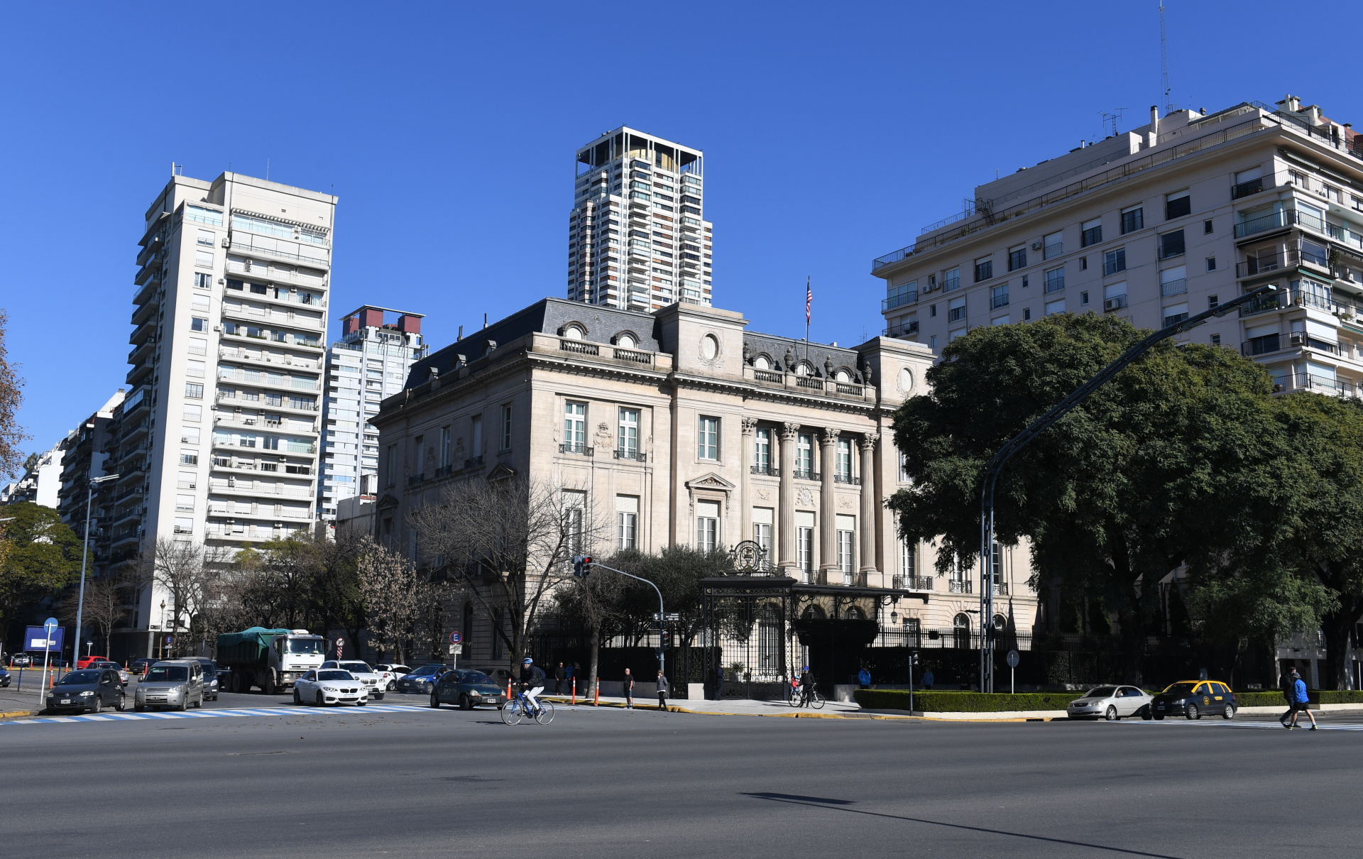La construcción ubicada en Palermo ocupa 3.996 metros cuadrados cubiertos, sobre un lote de 7 mil. El diseño de cuatro pisos es del arquitecto francés René Sergent, que nunca viajó a Buenos Aires por lo que los arquitectos argentinos Eduardo María Lanús y Pablo Hary, prestigiosos profesionales que fundaron la Escuela de Arquitectura de la Universidad de Buenos Aires, debieron encargarse de materializar los planos enviados desde Francia