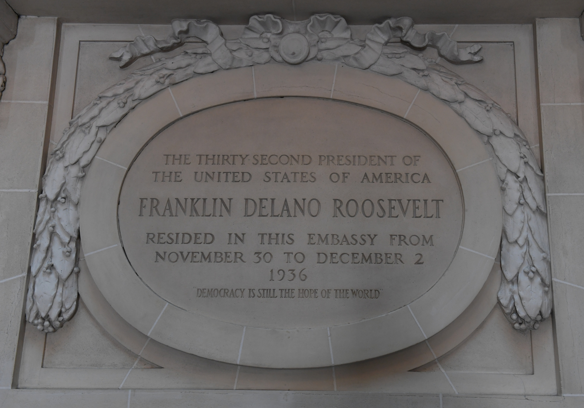 La placa, ubicada al final de la primera parte de la escalera, da la bienvenida a los visitantes . “El 32° presidente de los Estados Unidos de América, Franklin Delano Roosevelt, vivió en la embajada desde el 30 de noviembre hasta el 2 de diciembre de 1936. La democracia es la esperanza del mundo”, dice la leyenda escrita sobre piedra París