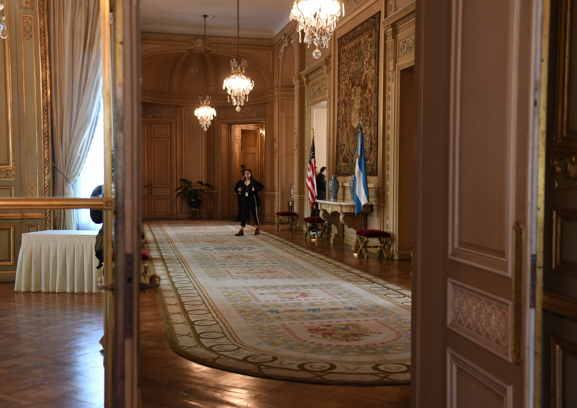 Parte del foyer de la planta noble que refleja el estilo palaciego: pisos de roble de Eslavonia, paredes ornamentadas pintadas en oro, puertas espejadas, arañas de cristales y tapices que revisten rincones