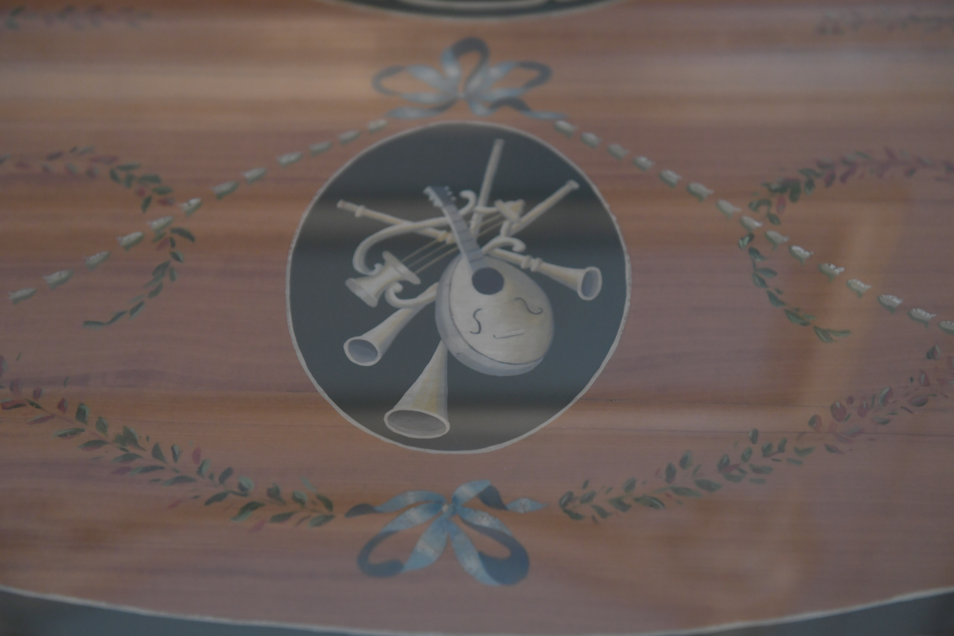 Diseños con instrumentos en los rincones del salón de la música