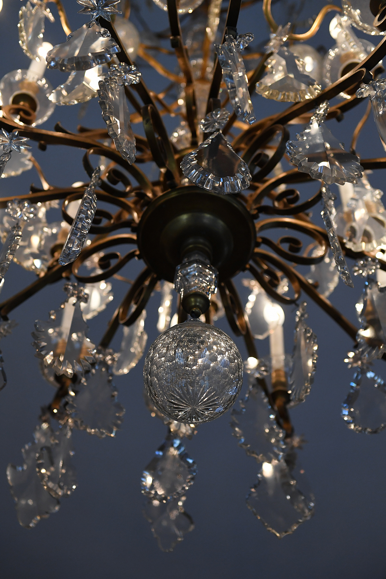 Dos arañas de cristales de Baccarat, ambas originales del siglo pasado y traídas de Francia, visten el salón de baile