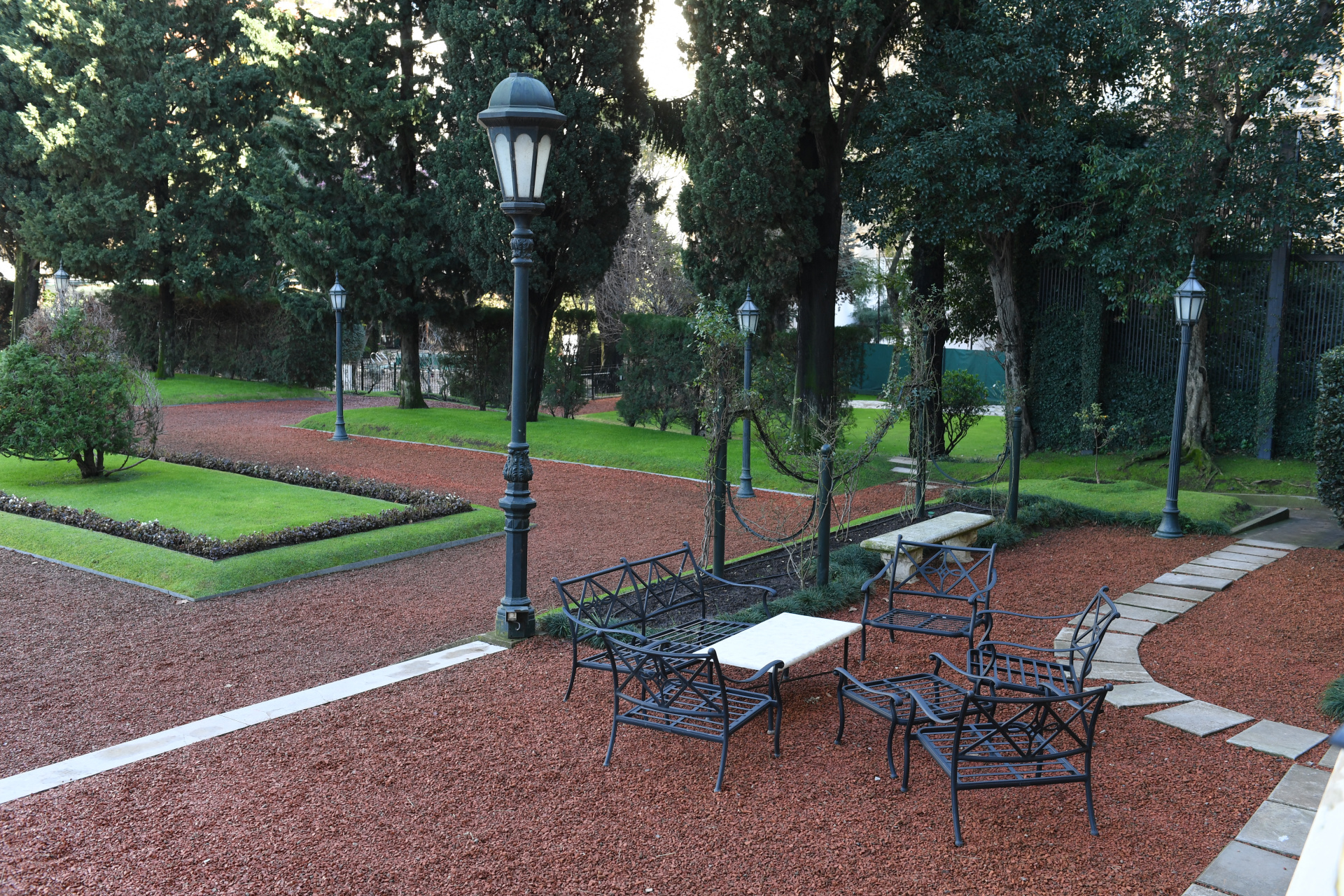 El jardín que da hacia la calle Kennedy, en Palermo, dispone de casi cuatro mil metros cuadrados. Tiene un diseño simétrico con senderos, una idea del paisajista Achille Duchêne inspirada en el Palacio Versailles