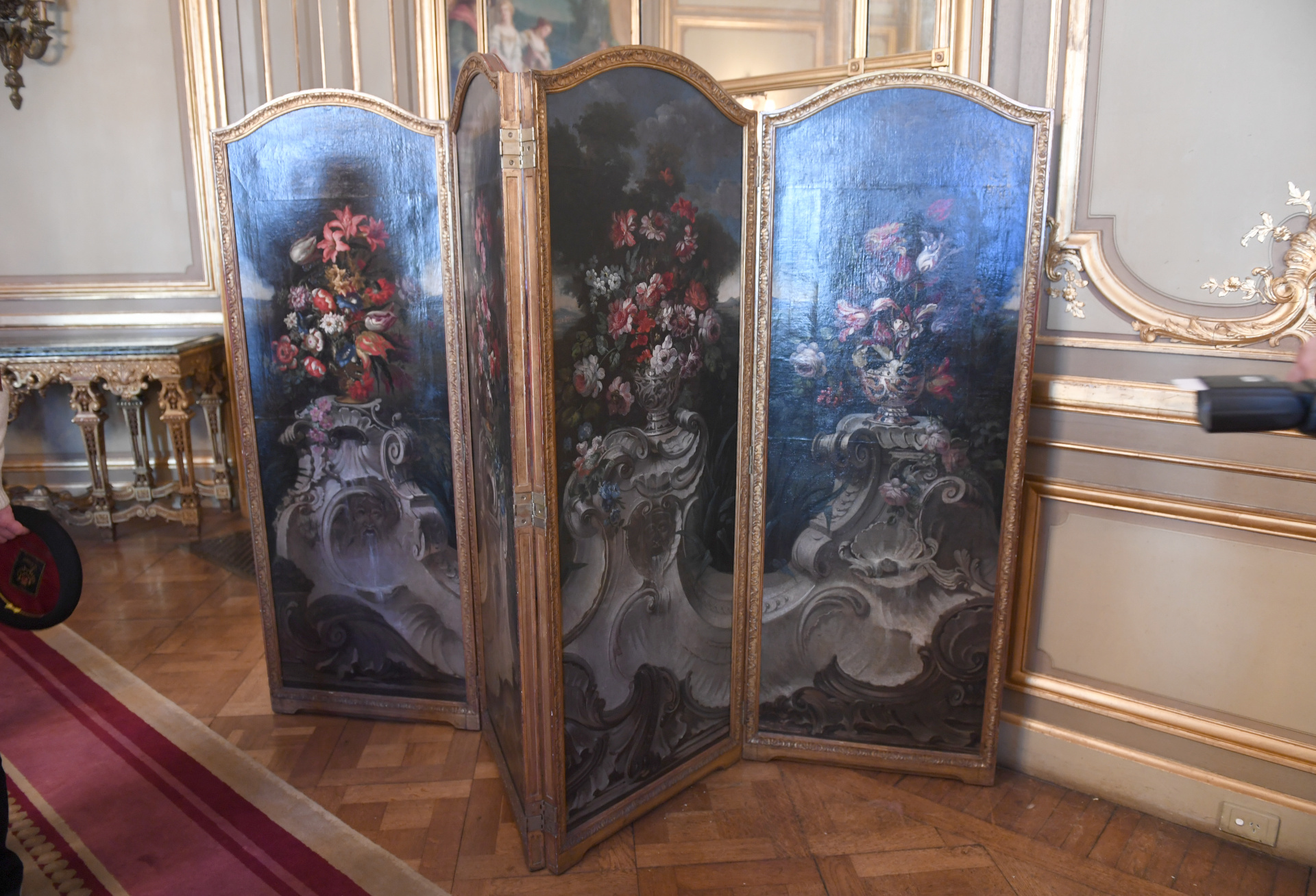 Biombo decorativo dispuesto en el salón principal. Todos los materiales y muebles fueron traídos desde Francia