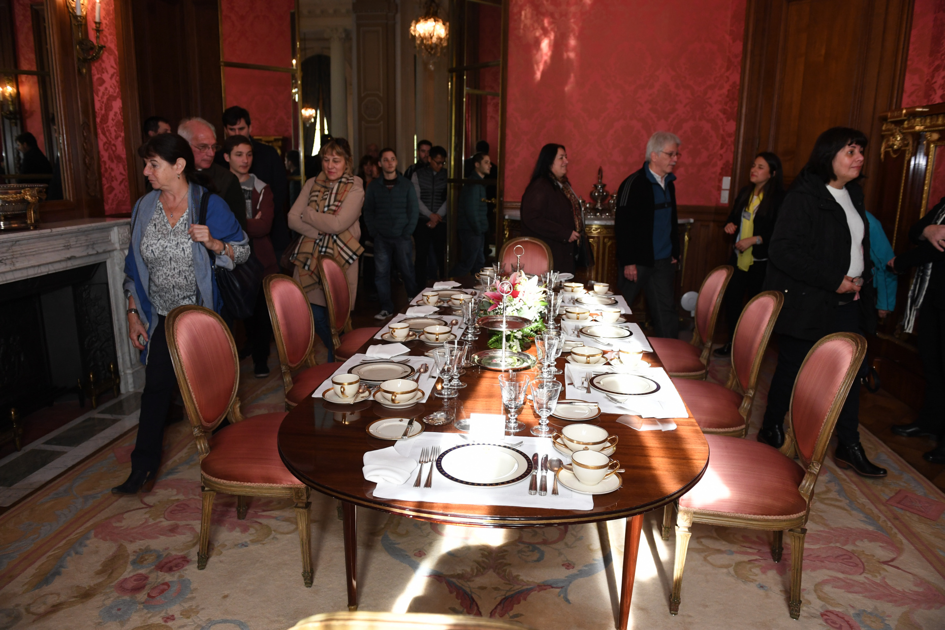 El comedor diario está revestido con entretelado y dispone de una mesa para ocho personas. Era usado por el matrimonio Bosch y sus seis hijos