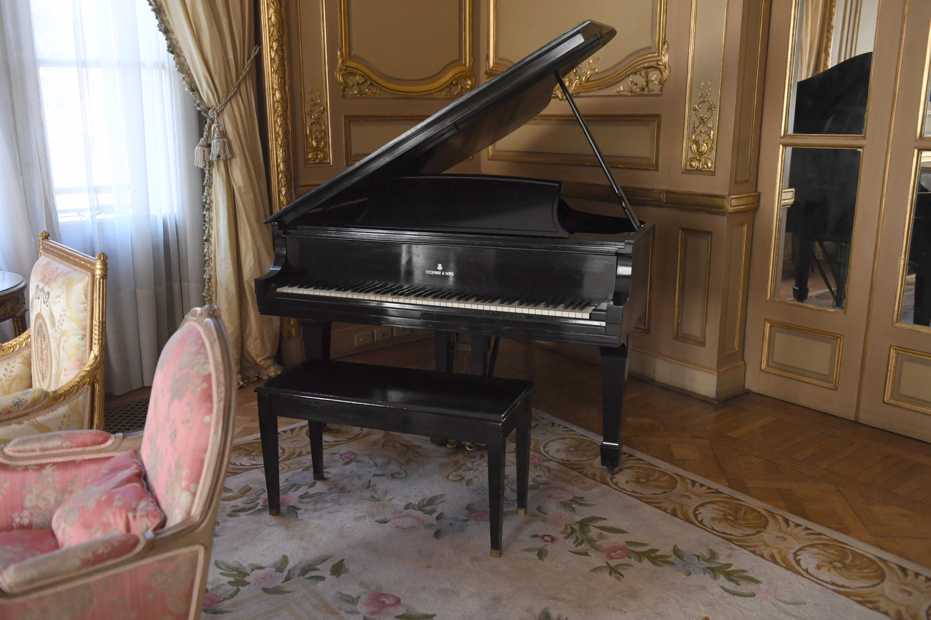 El piano de cola que se usa para musicalizar las galas