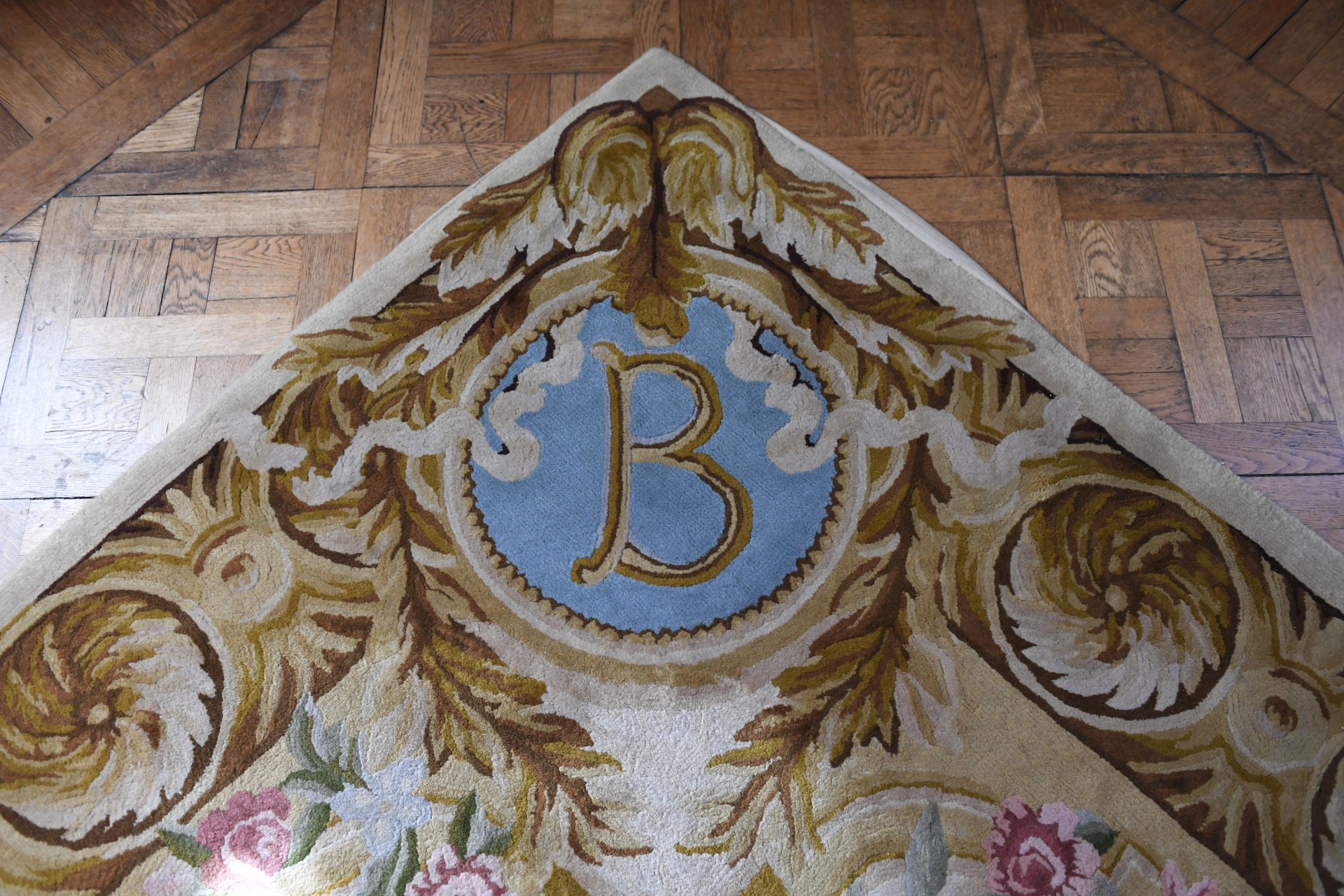 Las alfombras dispuestas en los espacios están bordadas con las iniciales B, un homenaje a Bosch y también a Bliss