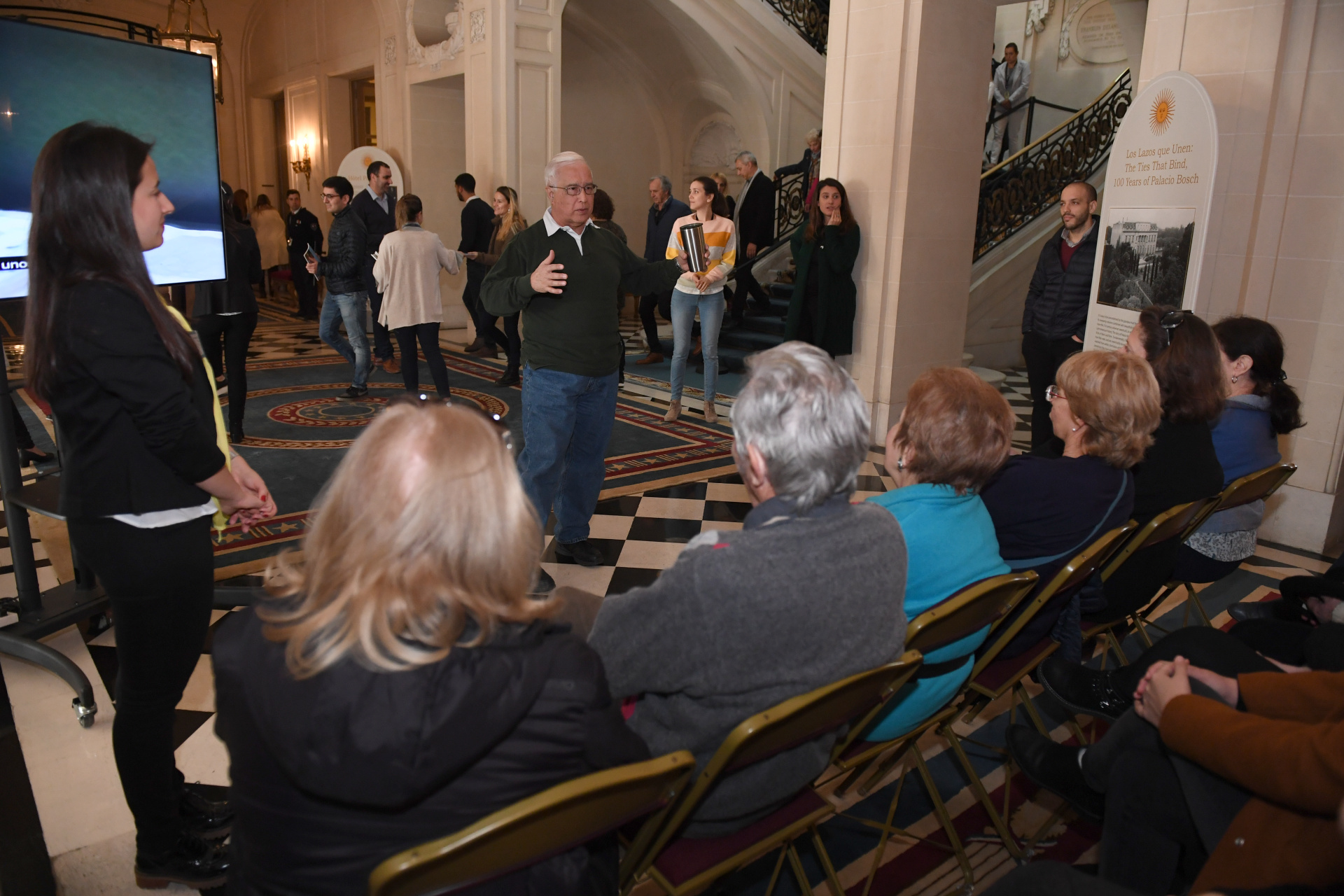 “Bienvenidos a mi casita”. Así recibió el embajador Edward Prado, junto a su mujer María, a los vecinos que se anotaron en la visita guiada dispuesta por el programa del Ente de Turismo porteño, “Embajadas abiertas”, que invita a descubrir grandes palacios de la ciudad de Buenos Aires. Este fin de semana se anotaron más de 500 personas