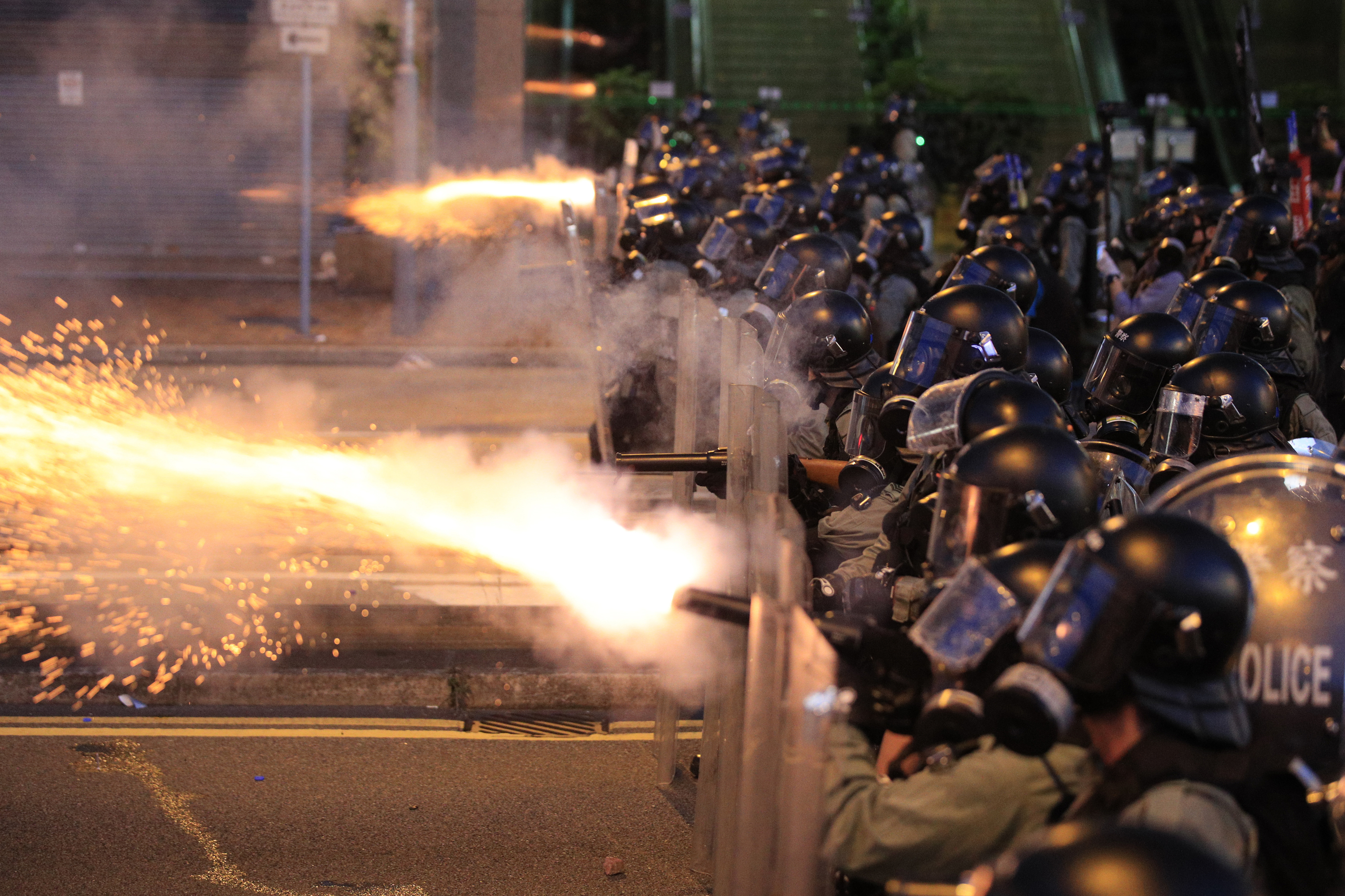 La policía dispara bombas de gas en Hong Kong sobre los ciudadanos que protestan (Jeff Cheng/ HK01 vía AP)
