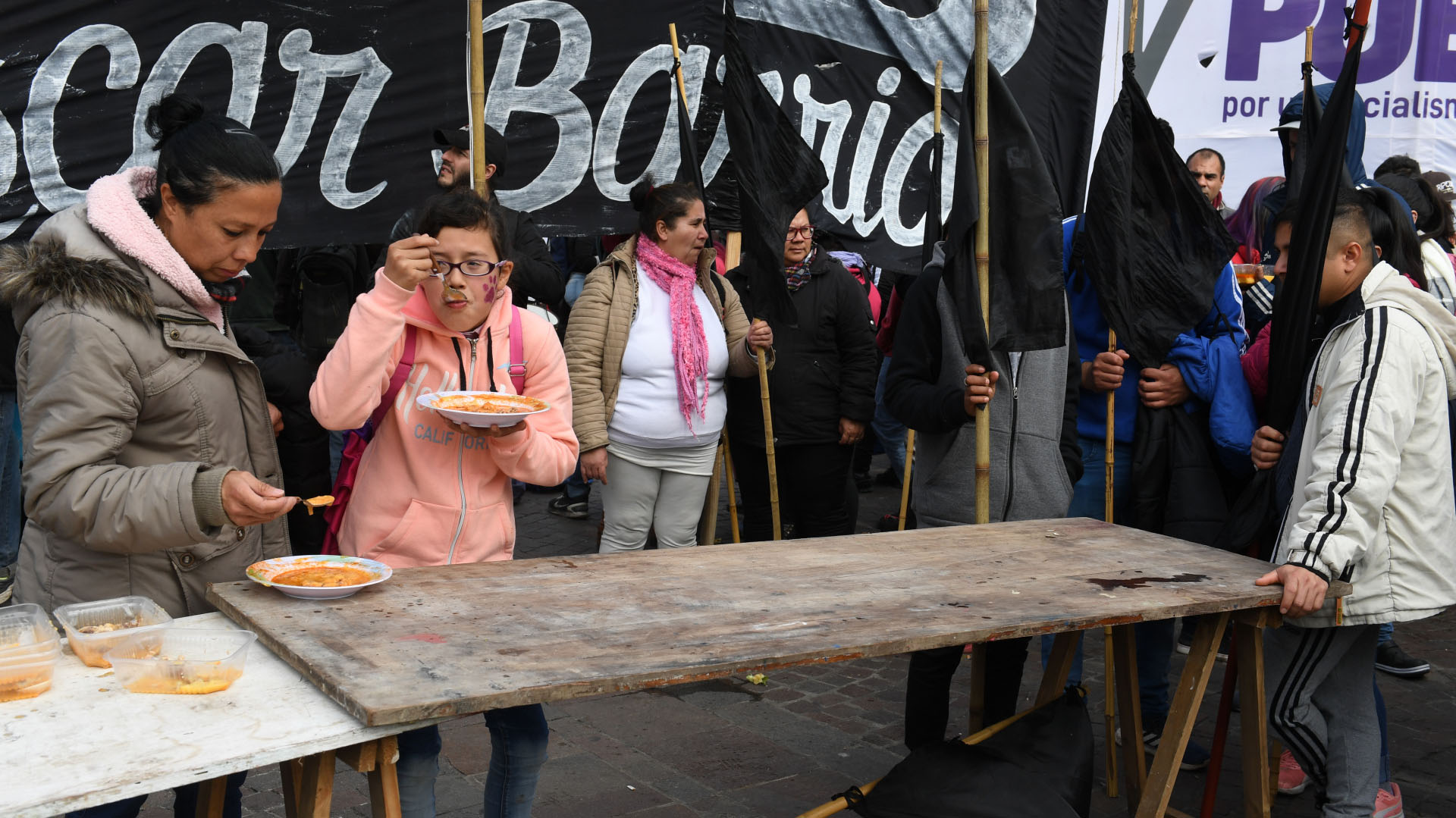 “Es el alimento al que nos reducen a consumir en un contexto de inflación, ajuste y despidos”, dijeron los impulsores de la protesta