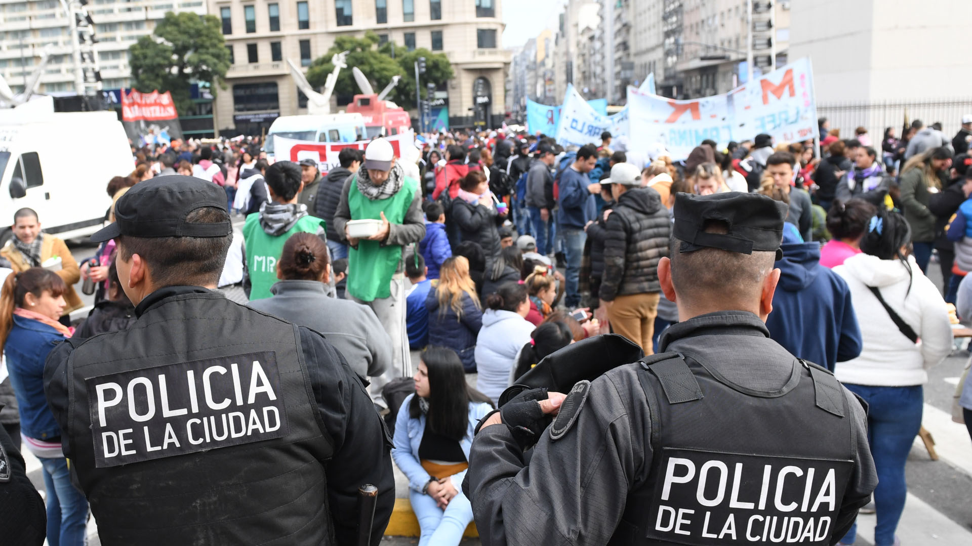 La Policía de la Ciudad trabajó en el lugar para resguardar la seguridad e impedir el corte de las avenidas