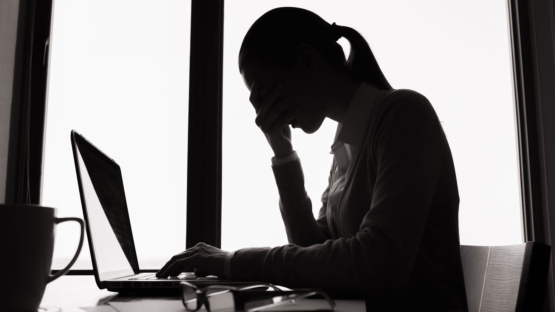 La clasificación de la OMS lo define como “un agotamiento físico y mental debido al estrés crónico asociado con el trabajo y el desempleo” (Shutterstock)