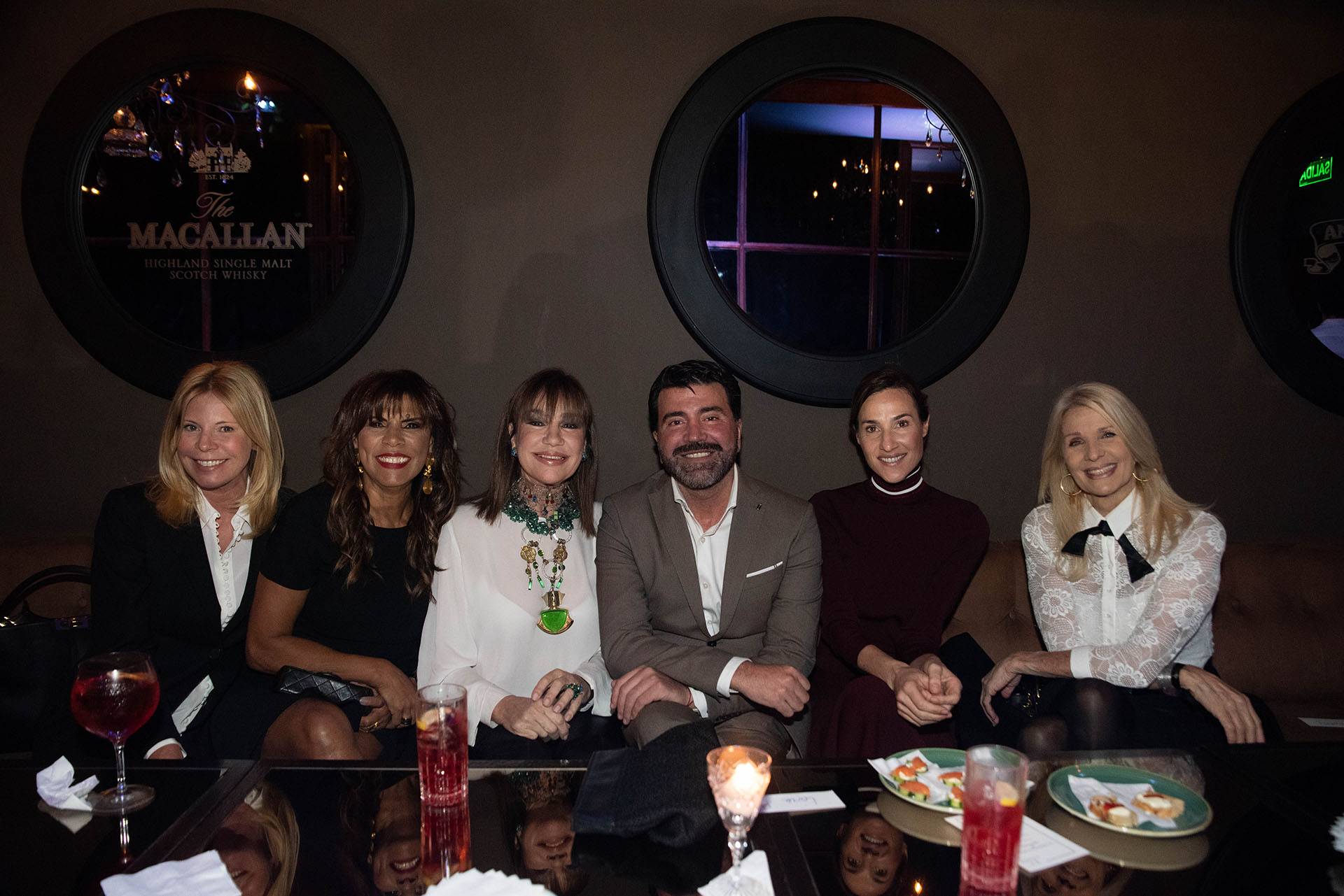 El diseñador Javier Saiach presentó su anticipo de colección acompañado por Magalí Auger, Anamá Ferreira, Mora Furtado, Lara Bernasconi y Evelyn Scheild que sigueron el desfile desde la primera fila
