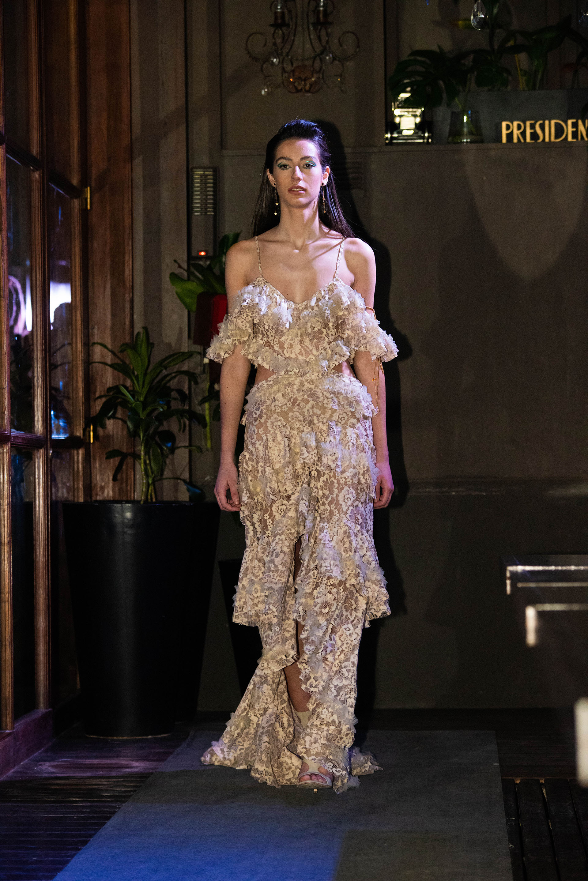 Vestido de alta costura en encaje que forma parte de la pre colección de lo que se verá durante el verano 2020