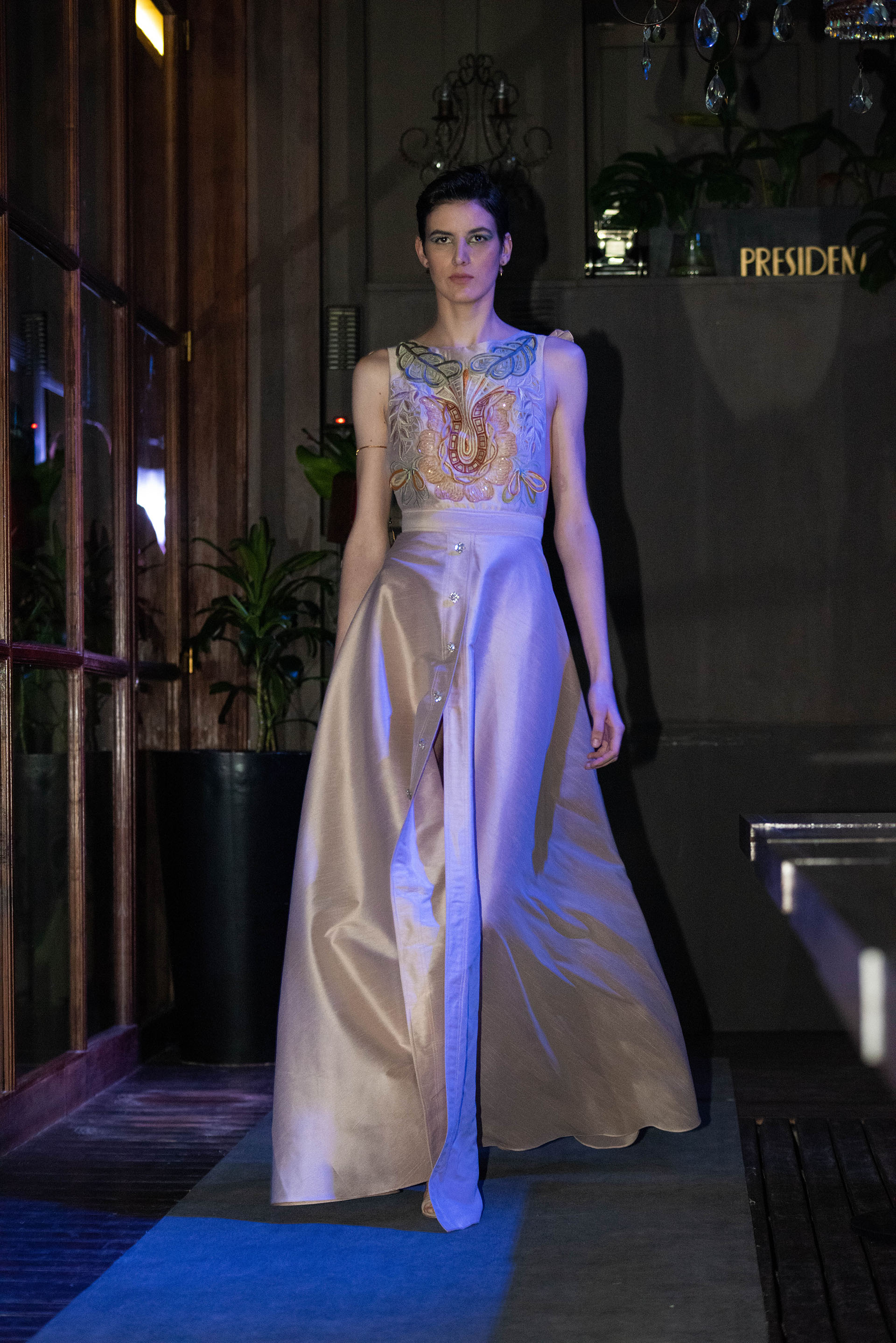 Vestido de alta costura con el sello inigualable del diseñador elegido por las celebridades