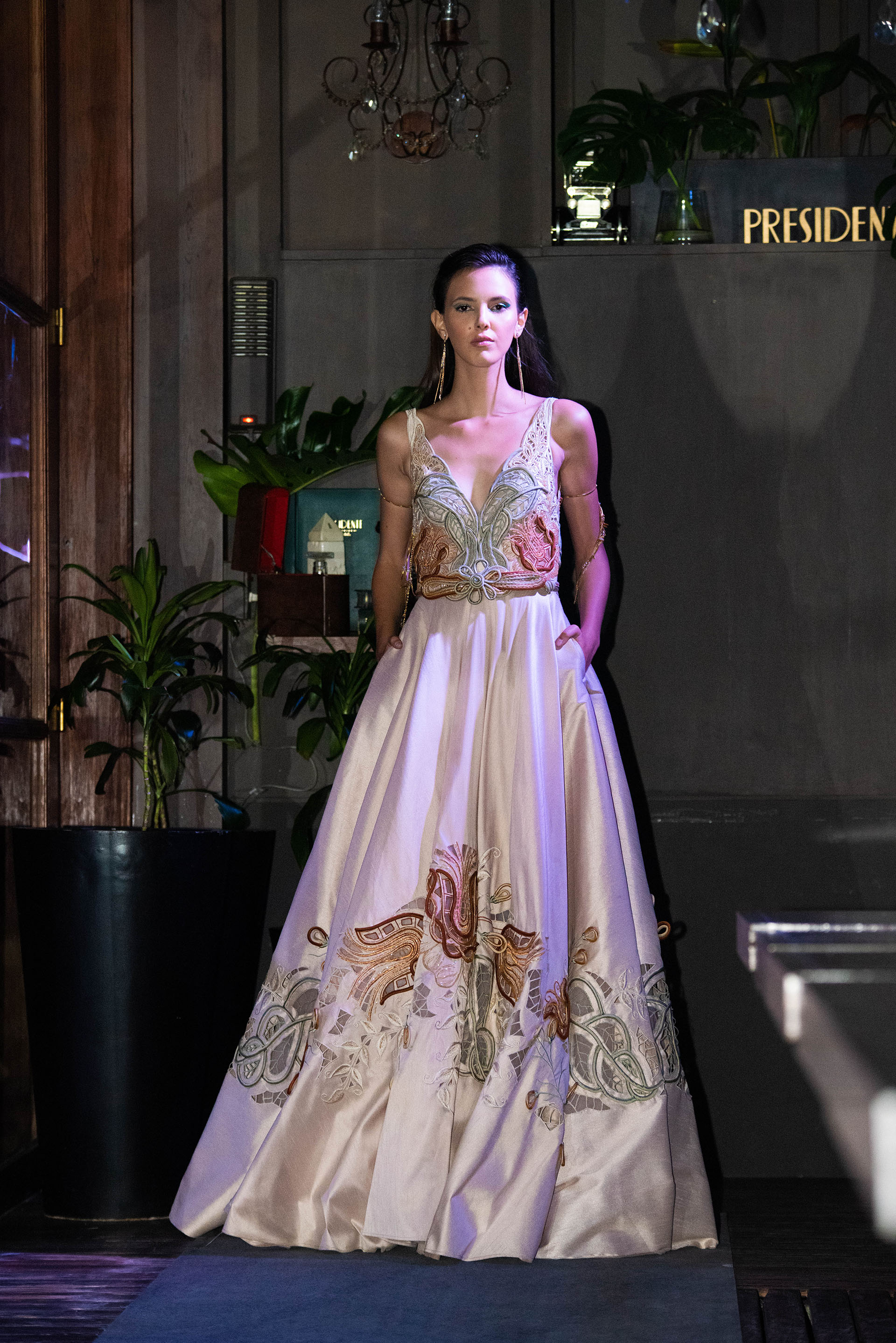 Vestido con elementos bordados realizados 100% de manera artesanal