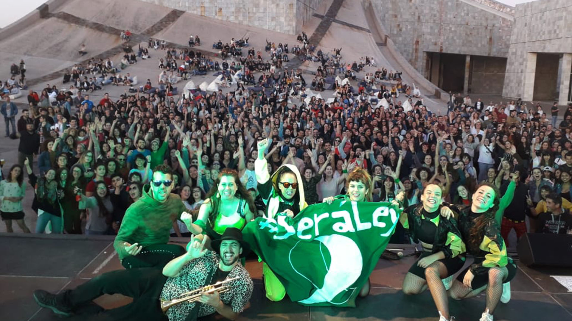 En cada uno de sus shows, Miss Bolivia se presentó con el pañuelo verde, característico de la campaña a favor del aborto legal