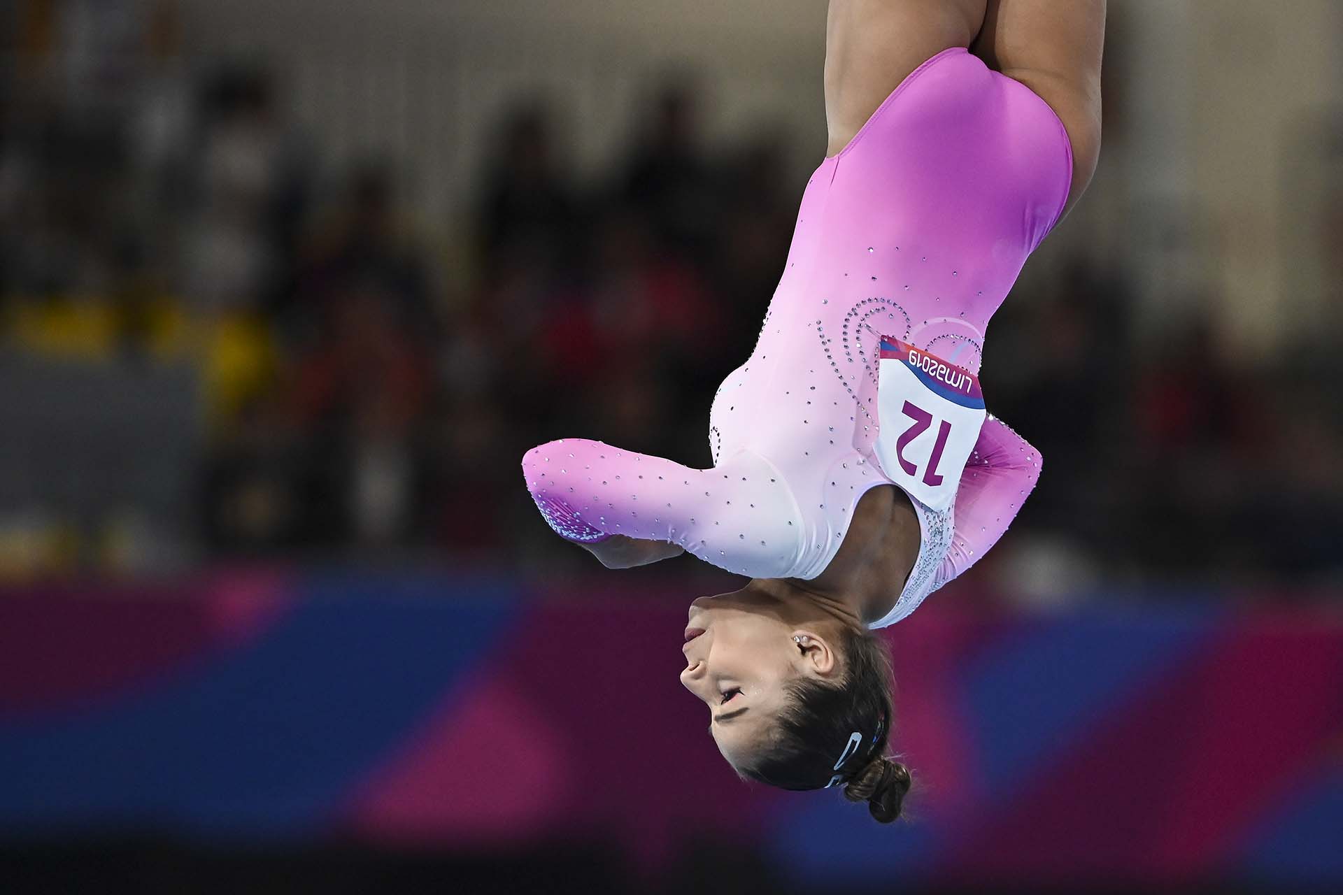 La brasiñena Flavia Saraiva compitiendo en gimnasia artística individual. (Photo by Luis ROBAYO / AFP)