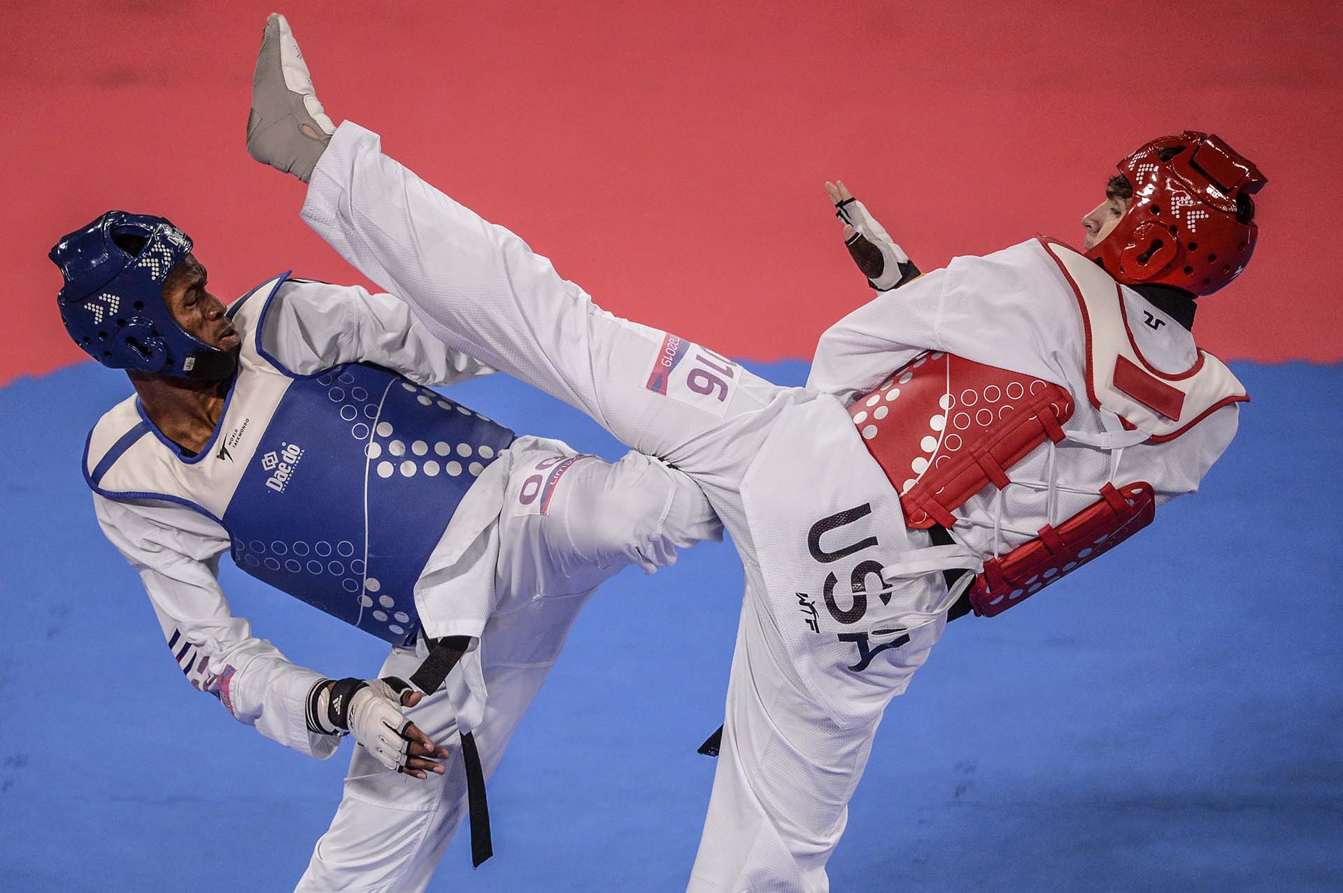 Danza del estadounidense Jonathan Healy y el cubano Rafael Alba durante la competencia de Taekwondo. (Photo by Ernesto BENAVIDES / AFP)