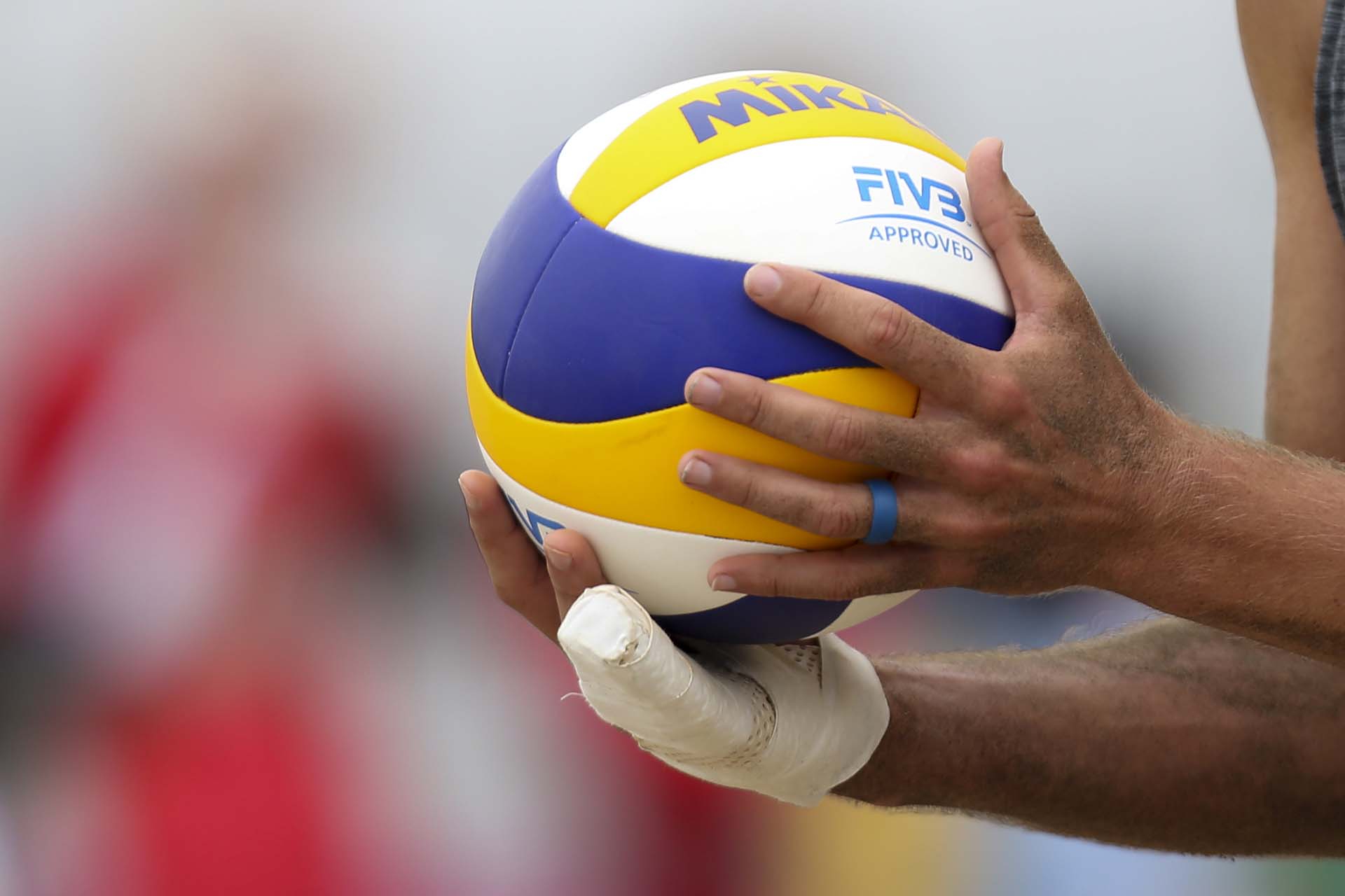 Las manos del canadiense Michael Plantinga en el partido frente a la Argentina. (Photo by LUKA GONZALES / AFP)