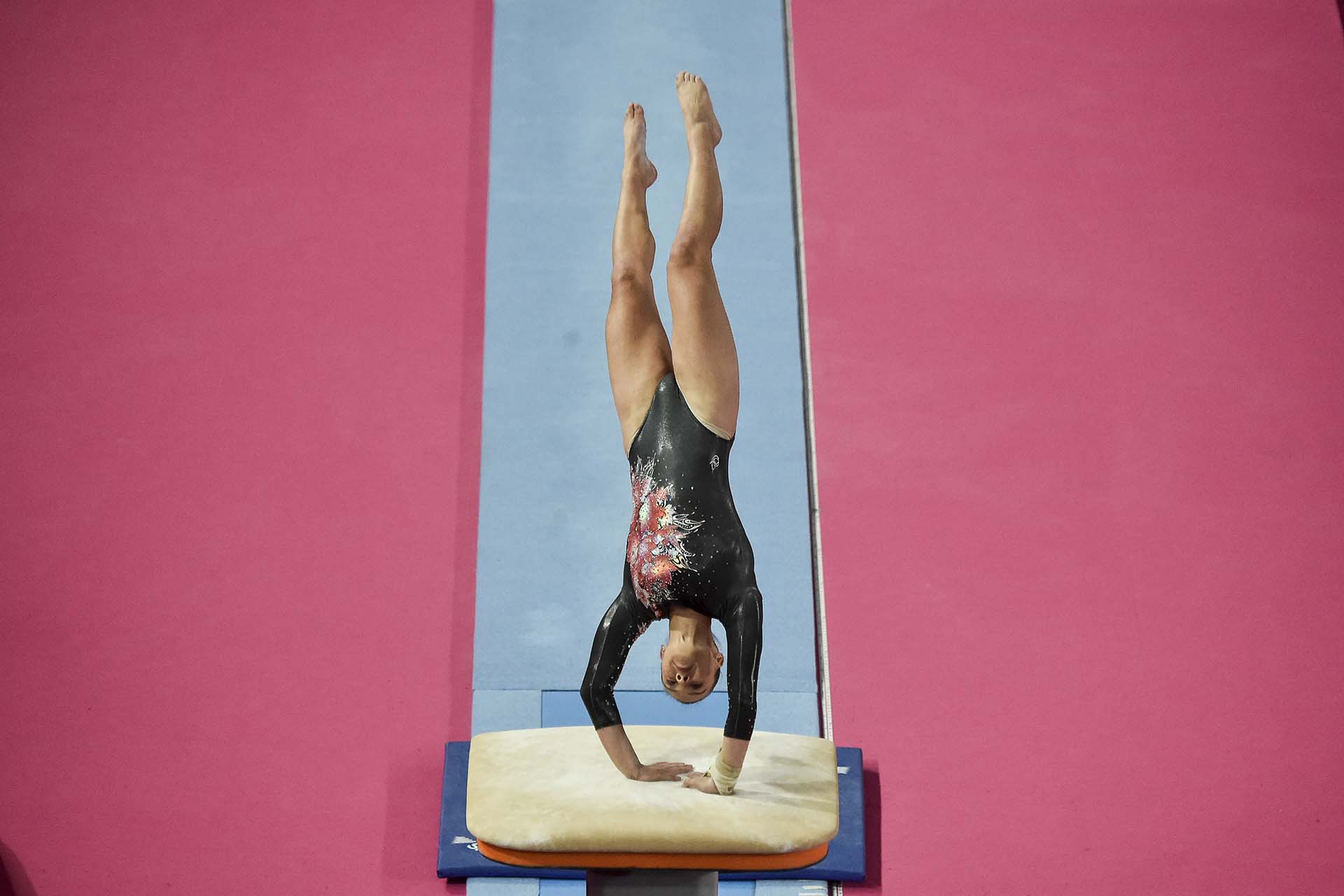 La canadiense Shallon Jade Olsen en su rutina que le permitiría llevarse la medalla de bronce. (Photo by Luis ROBAYO / AFP)