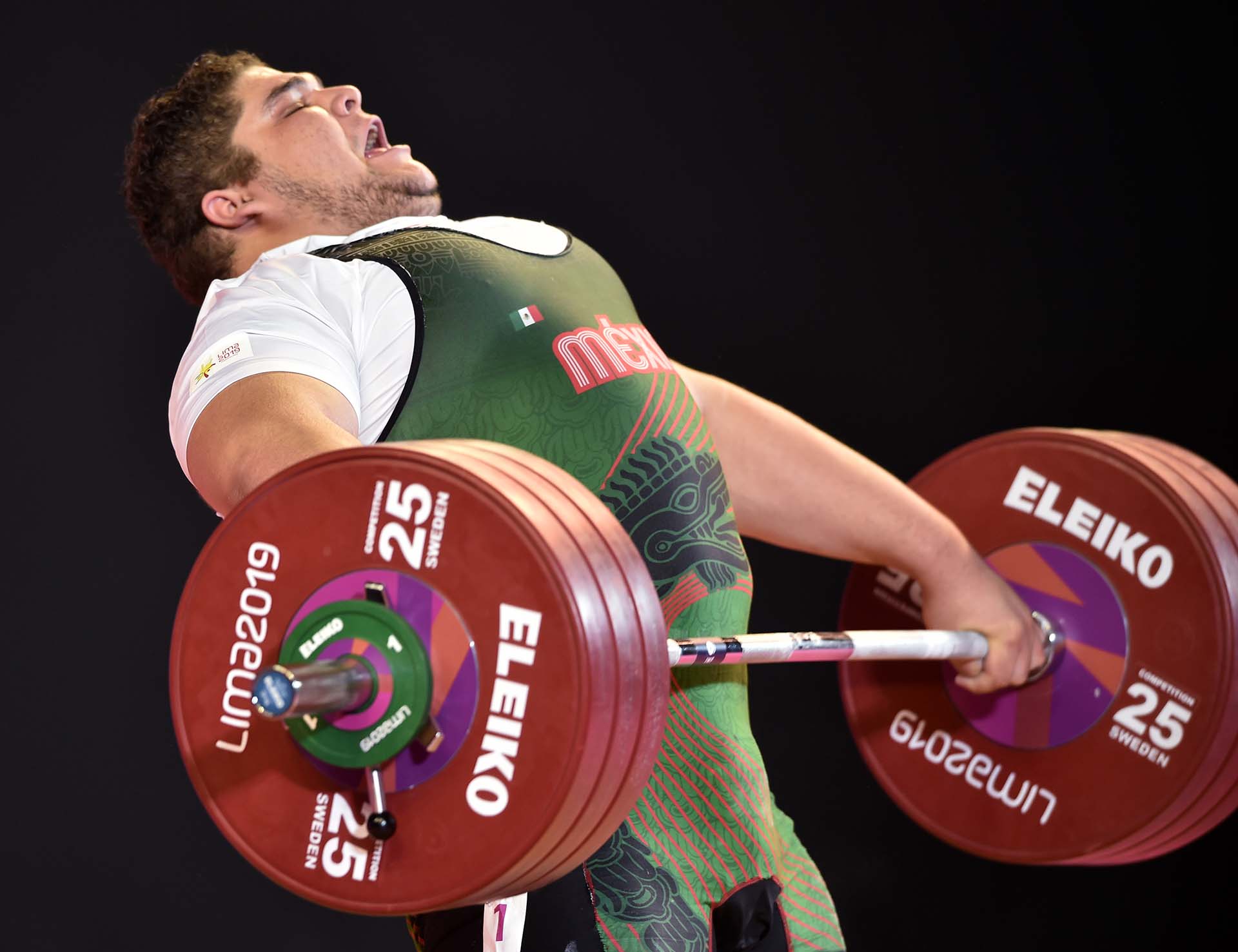 El pesista mexicano Raúl Manriquez en plena acción. (Photo by Cris BOURONCLE / AFP)