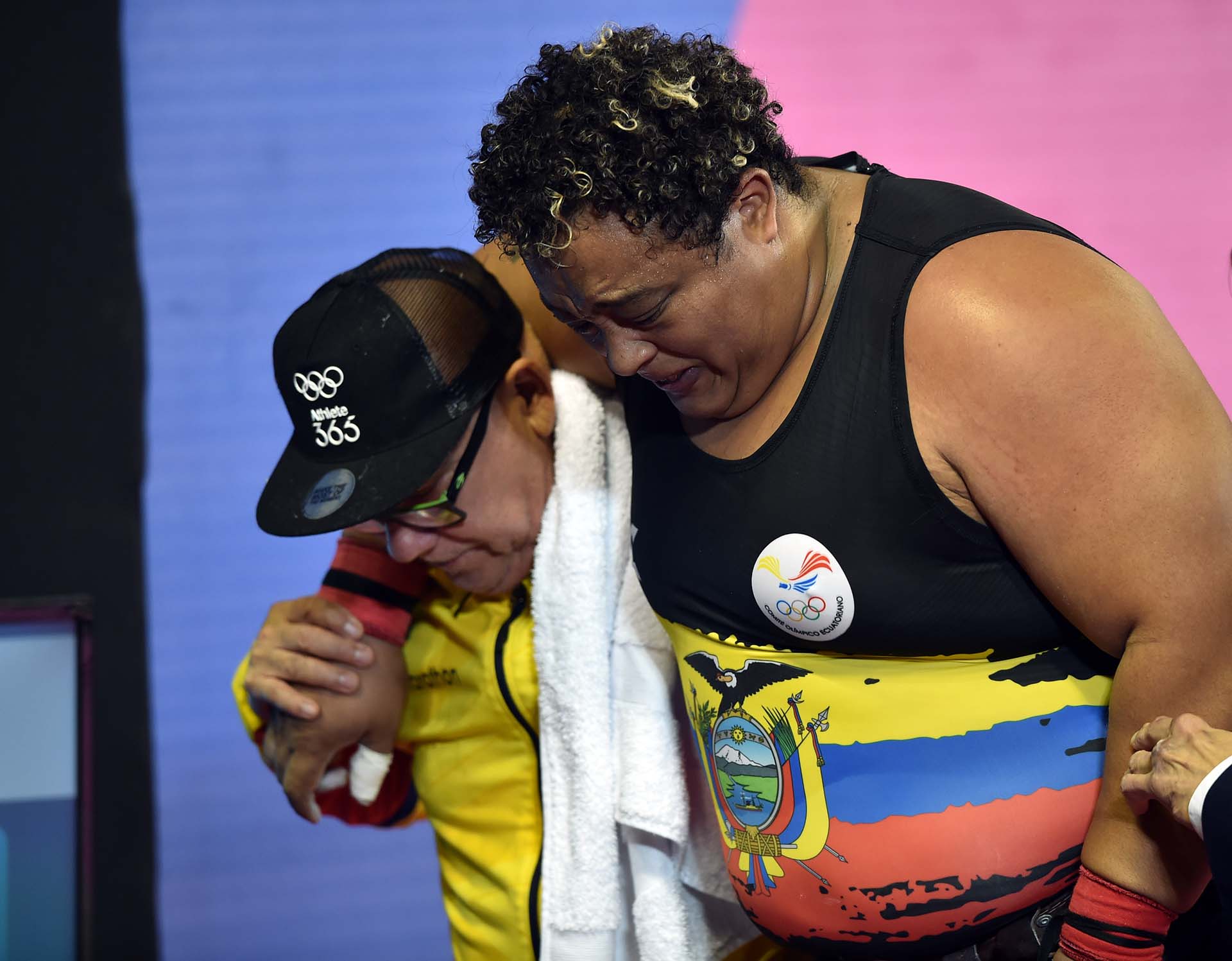 El dolor del pesista ecuatoriano Fernando Salas (R) tras lesionarse en competición. (Photo by Cris BOURONCLE / AFP)