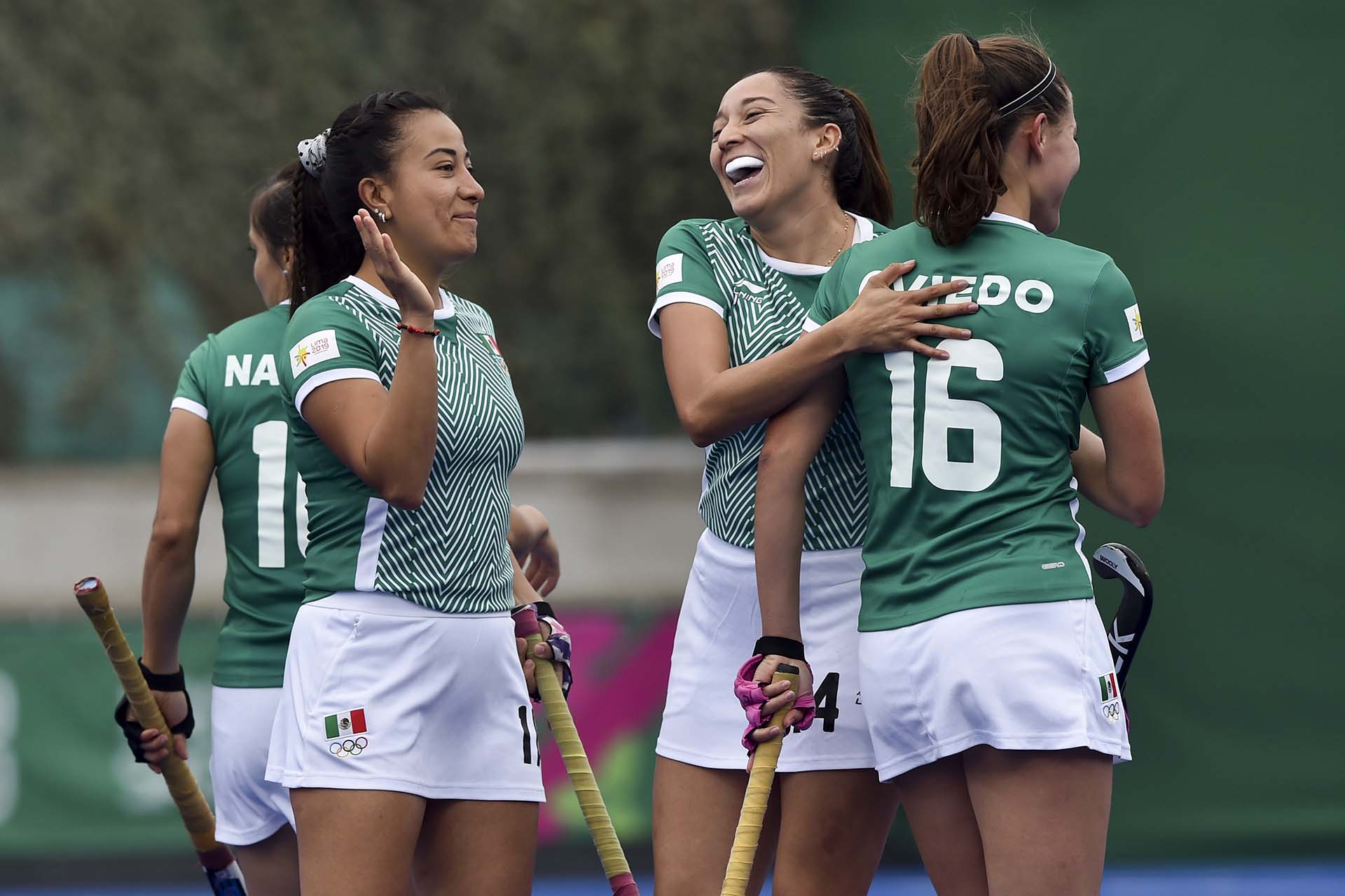 Las jugadors de México festejan el triunfo frente a Perú en Hockey. (Photo by Cris BOURONCLE / AFP)