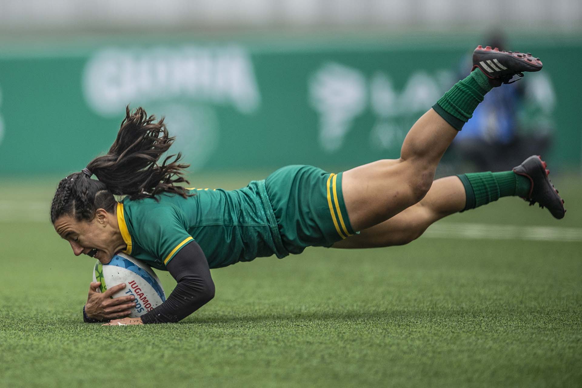 La brasileña Isadora Cerullo marca una try en el partido contra Colombia. (Photo by ERNESTO BENAVIDES / AFP)