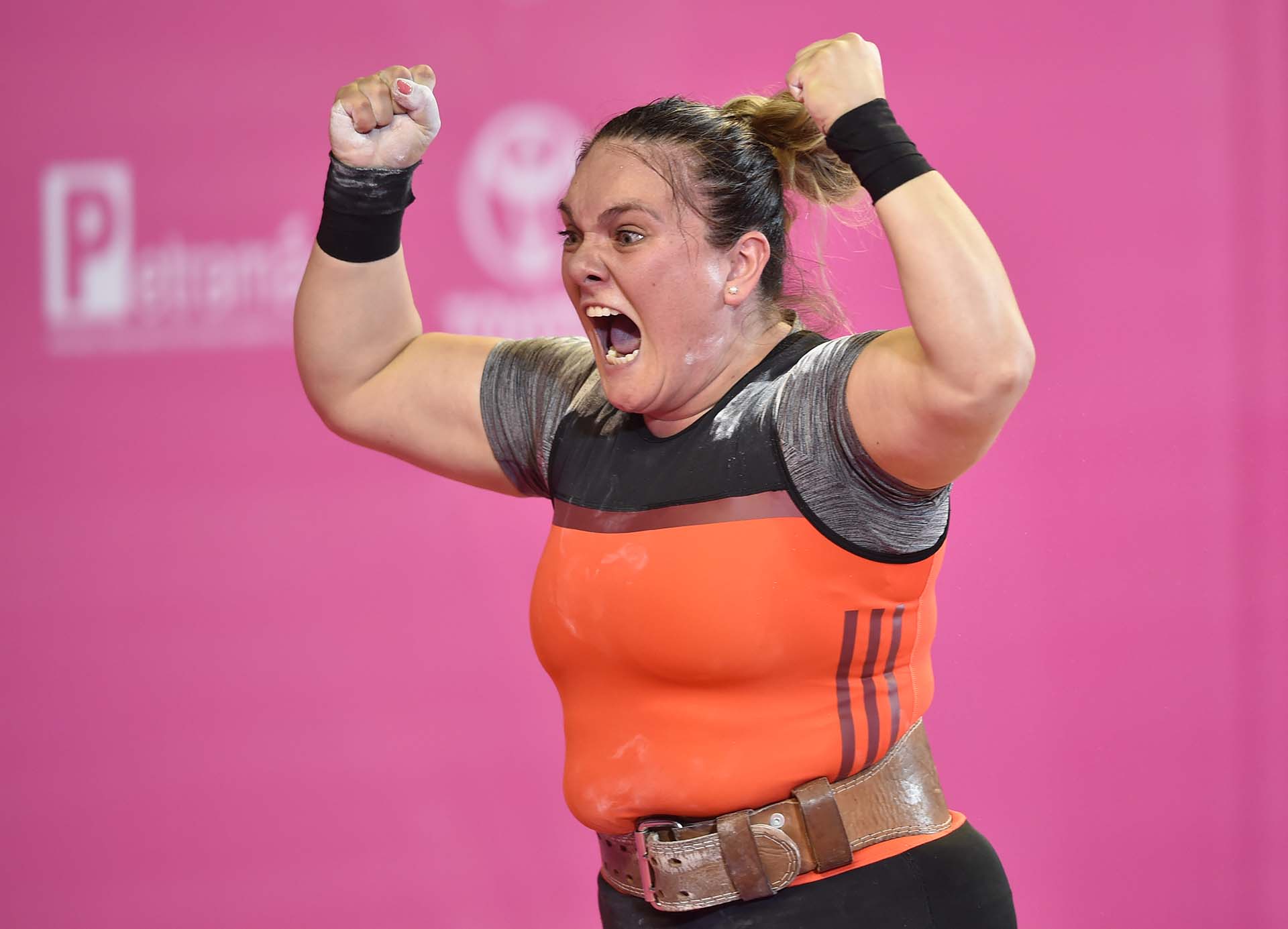 La pesista chilena María Fernanda Valdés festeja luego de ganar su grupo. (Photo by Cris BOURONCLE / AFP)