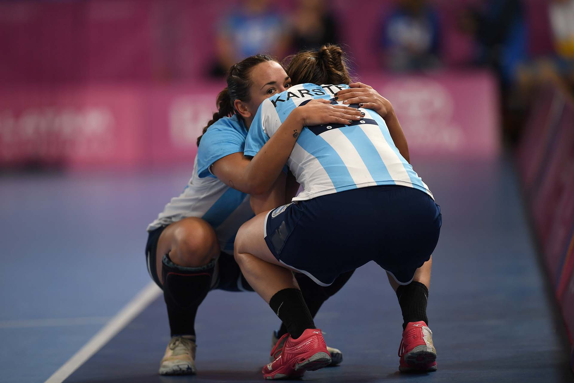 Las argentinas Rocío Campigli y Elke Karsten luego de perder la medalla de Oro de Handball, ante las brasileñas. (Photo by Pedro PARDO / AFP)