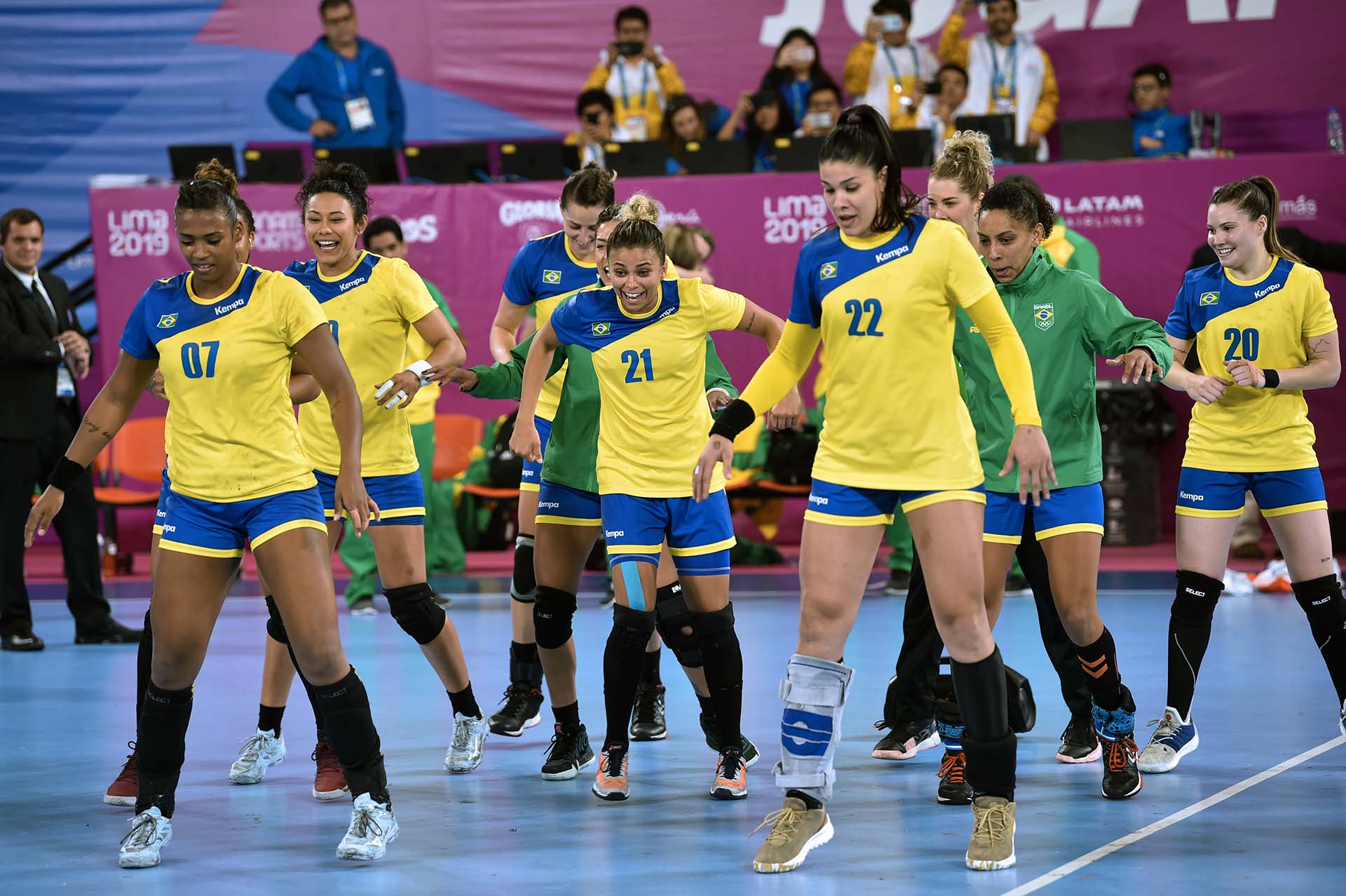 Bailecito de las jugadoras brasileñas luego de vencer a la Argentina en Handball (Photo by Pedro PARDO / AFP)
