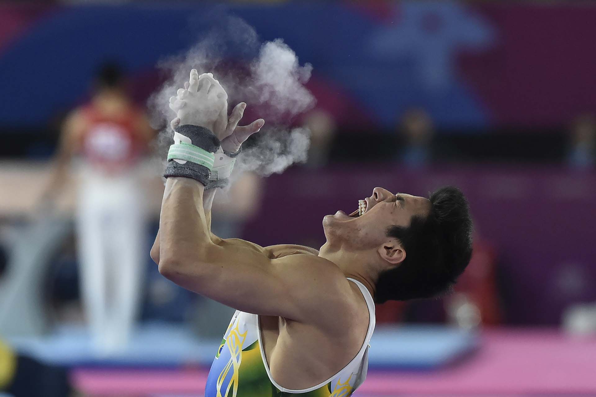 El festejo del brasileño Arthur Nory Mariano celebra su desempeño en gimnasia individual. (Photo by Luis ROBAYO / AFP)