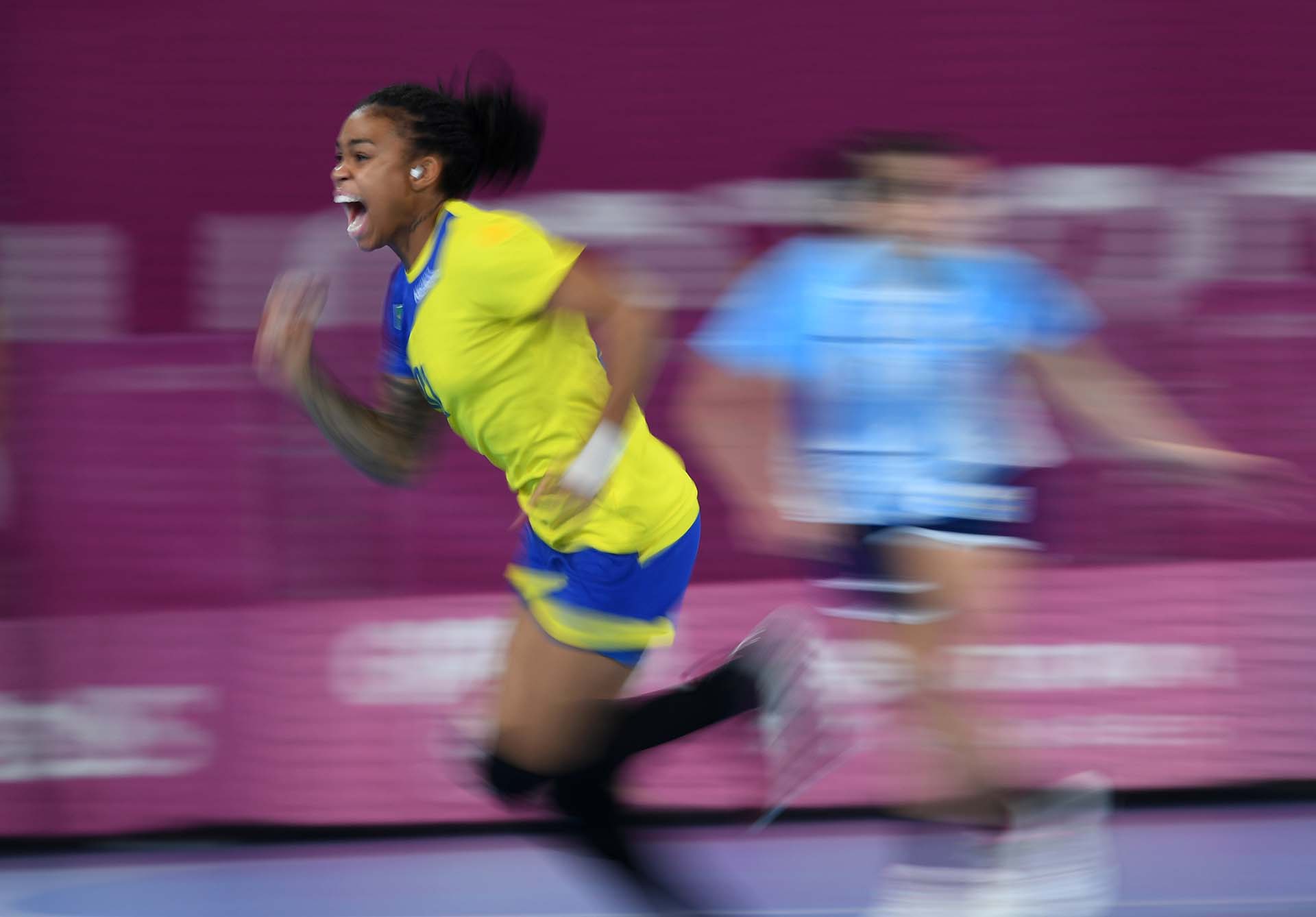La brasileña Bruna De Paula celebra el primer tanto frente a la Argentina en Handball. (Photo by Pedro PARDO / AFP)