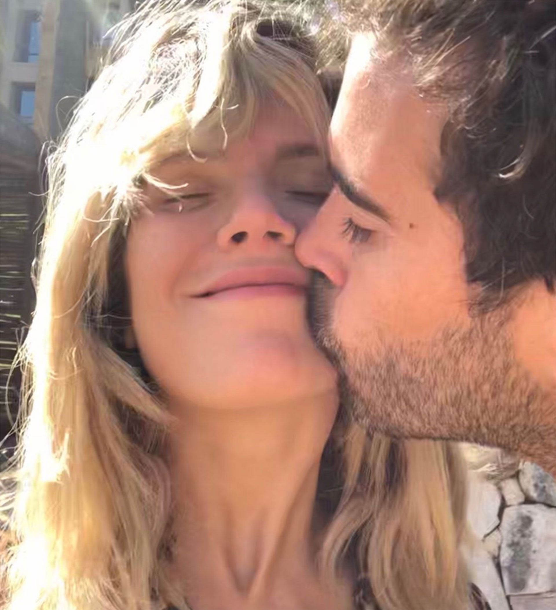 La pareja en marzo pasado, súper enamorados y cariñosos