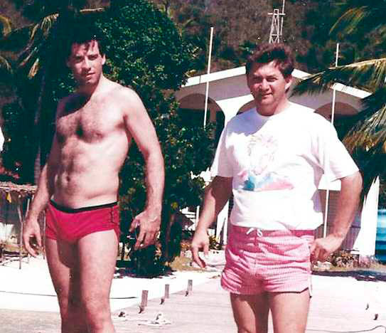 Travolta y el piloto Doug Gotterba, quien protagonizó un raid mediático asegurando que en los 80 había mantenido una relación gay con el actor