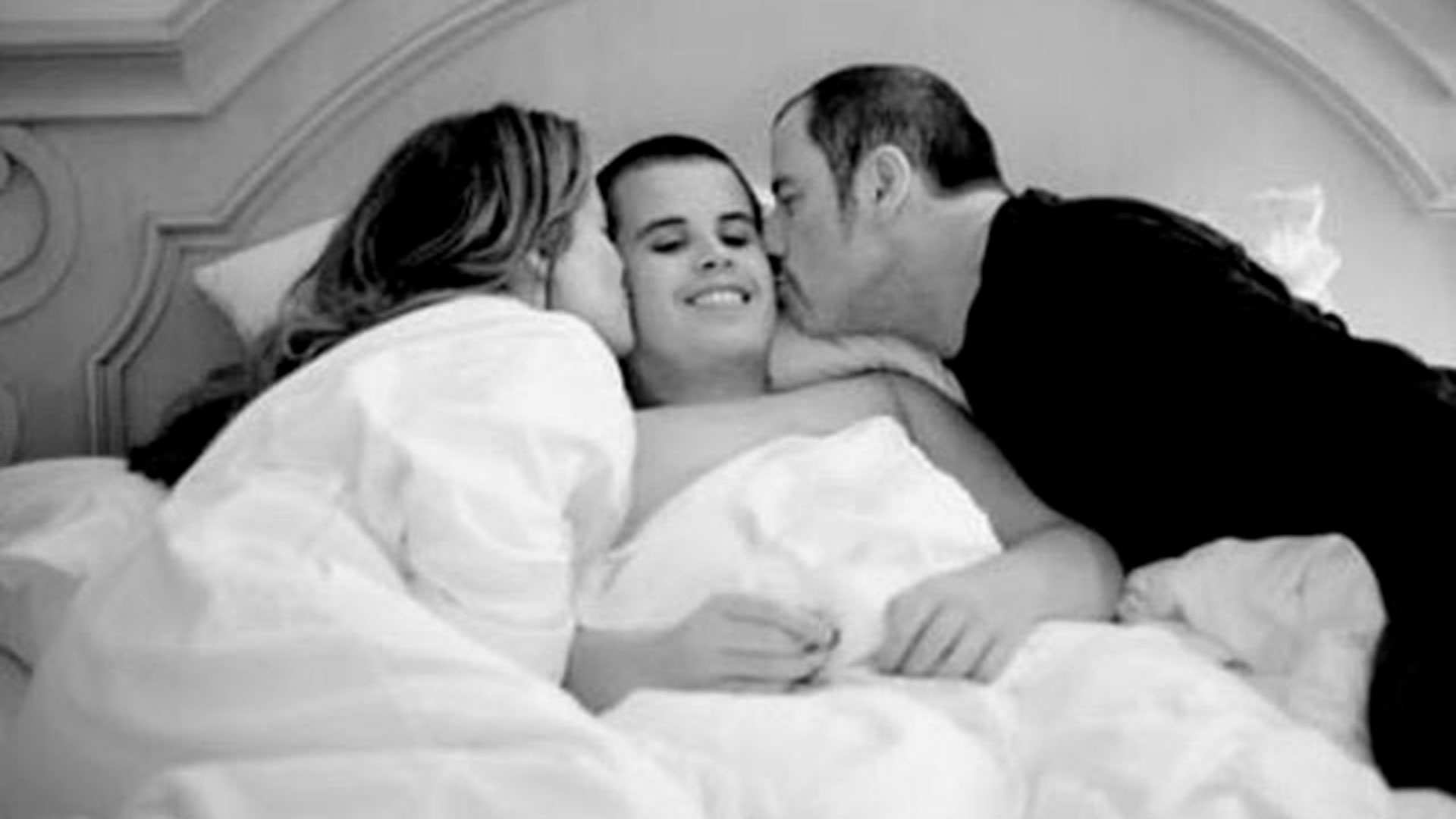 John. Kelly y Jeff. El matrimonio recordó a su hijo muerto con esta tierna foto en sus redes sociales