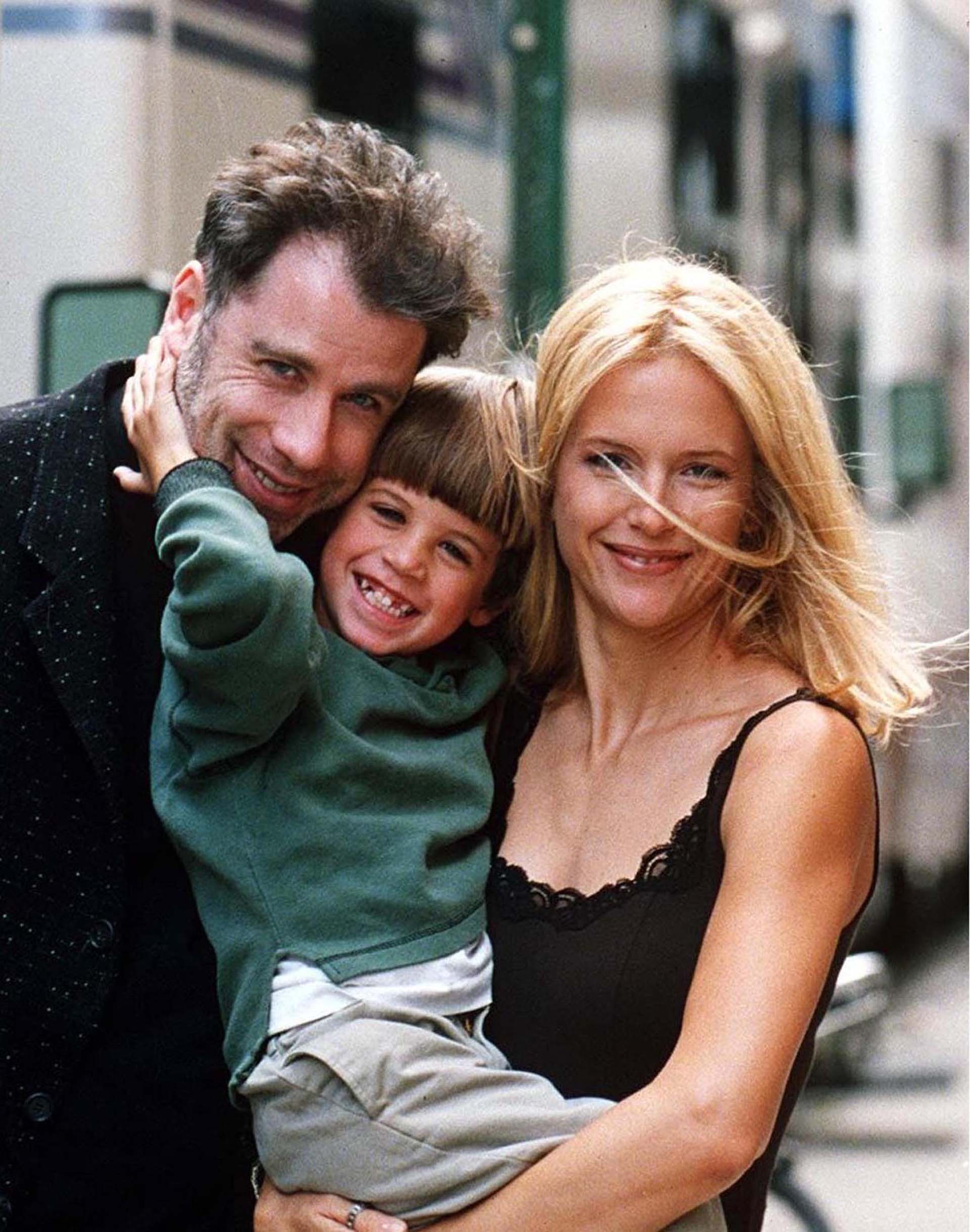 John, Kelly y Jett: el niño nació en 1992 y los empujó a enfrentar su primer gran desafío como pareja: “Cuando tenía dos años se enfermó y, por los síntomas, pensamos que se trataba de una gripe. Sin embargo, los análisis demostraron que tenía enfermedad de Kawasaki” (Shutterstock)