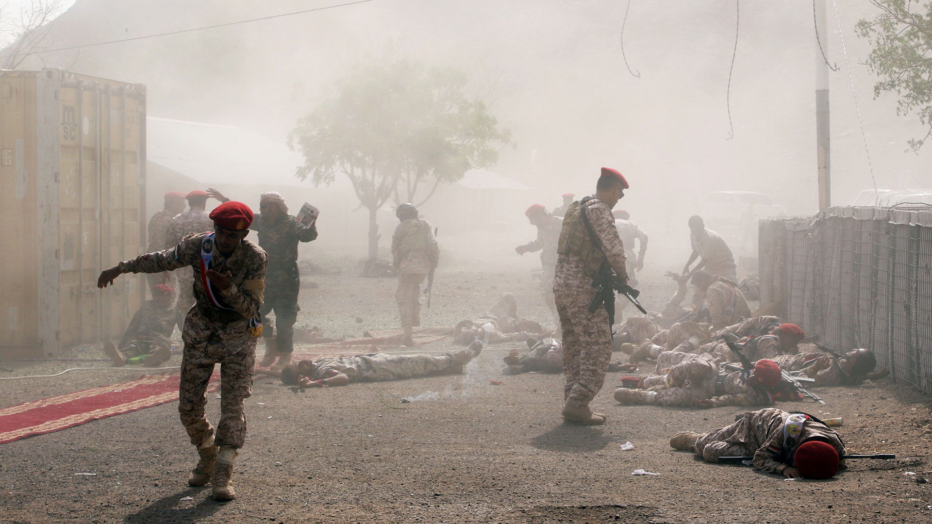 Soldados yacen en el suelo después de un ataque con misiles de fuerzas hutíes contra un desfile militar durante una ceremonia de graduación de soldados recién reclutados en Adén, Yemen, el 1 de agosto de 2019 (REUTERS/Fawaz Salman)