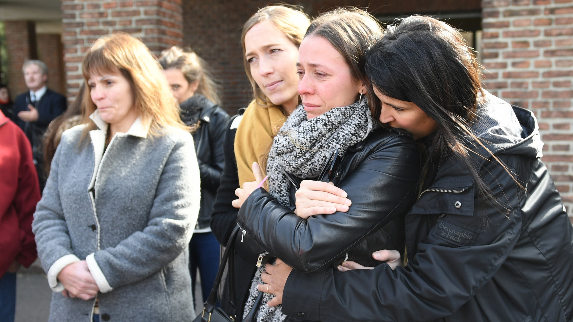 Marilyn, la hija de Silvia, consolada por amigas